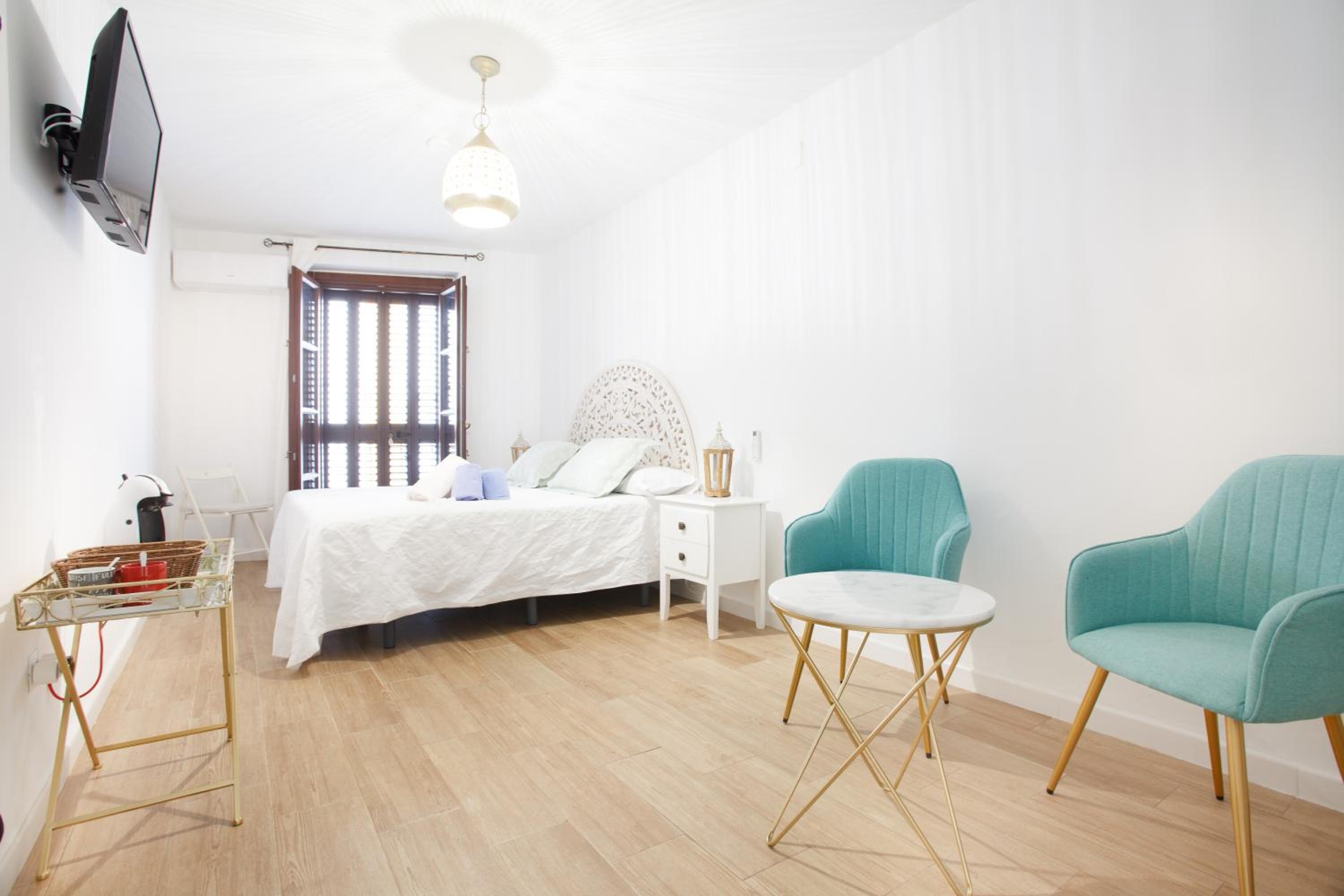 Double Room with Private Bathroom - Photo 10