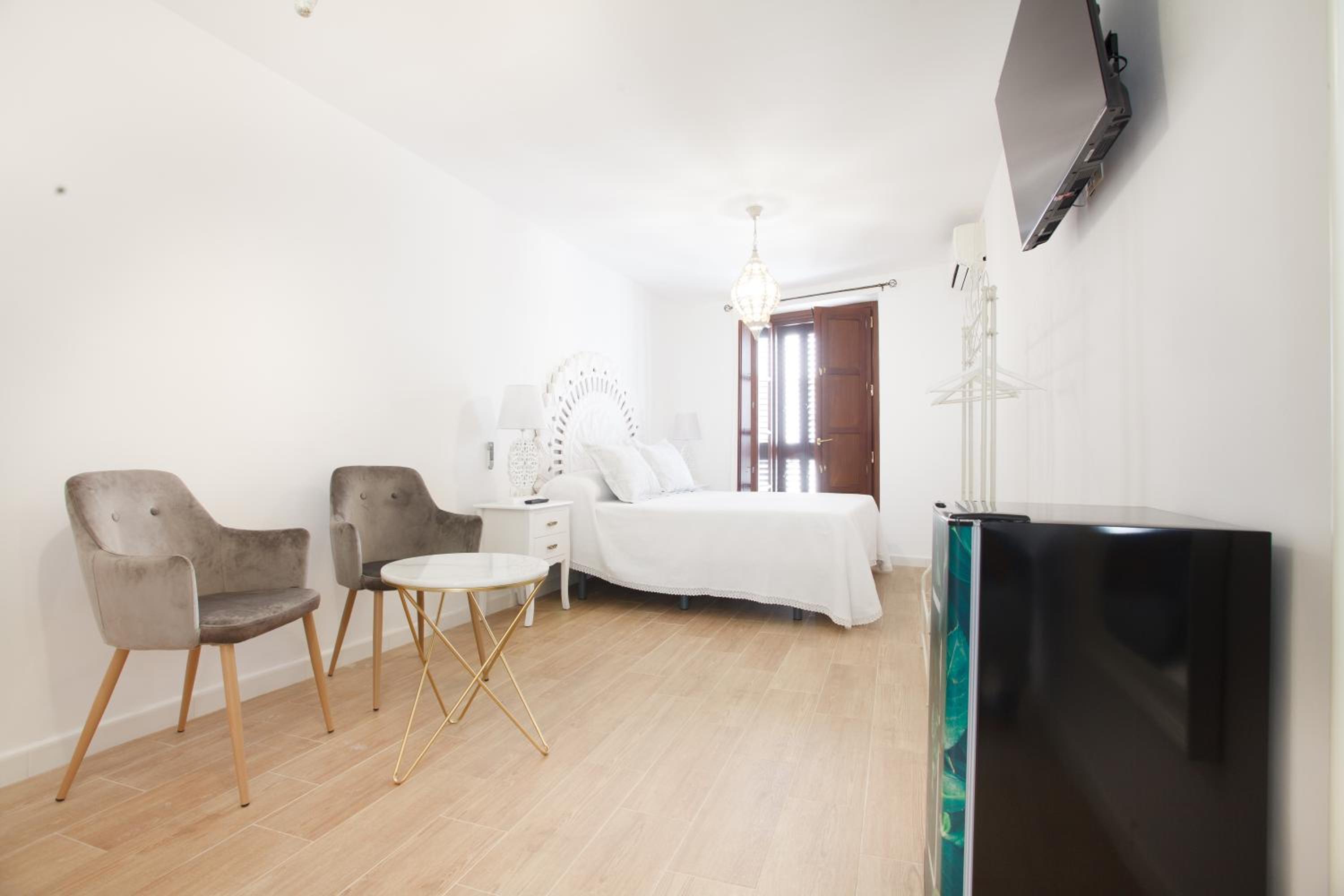 Double or Twin Room - Photo 9