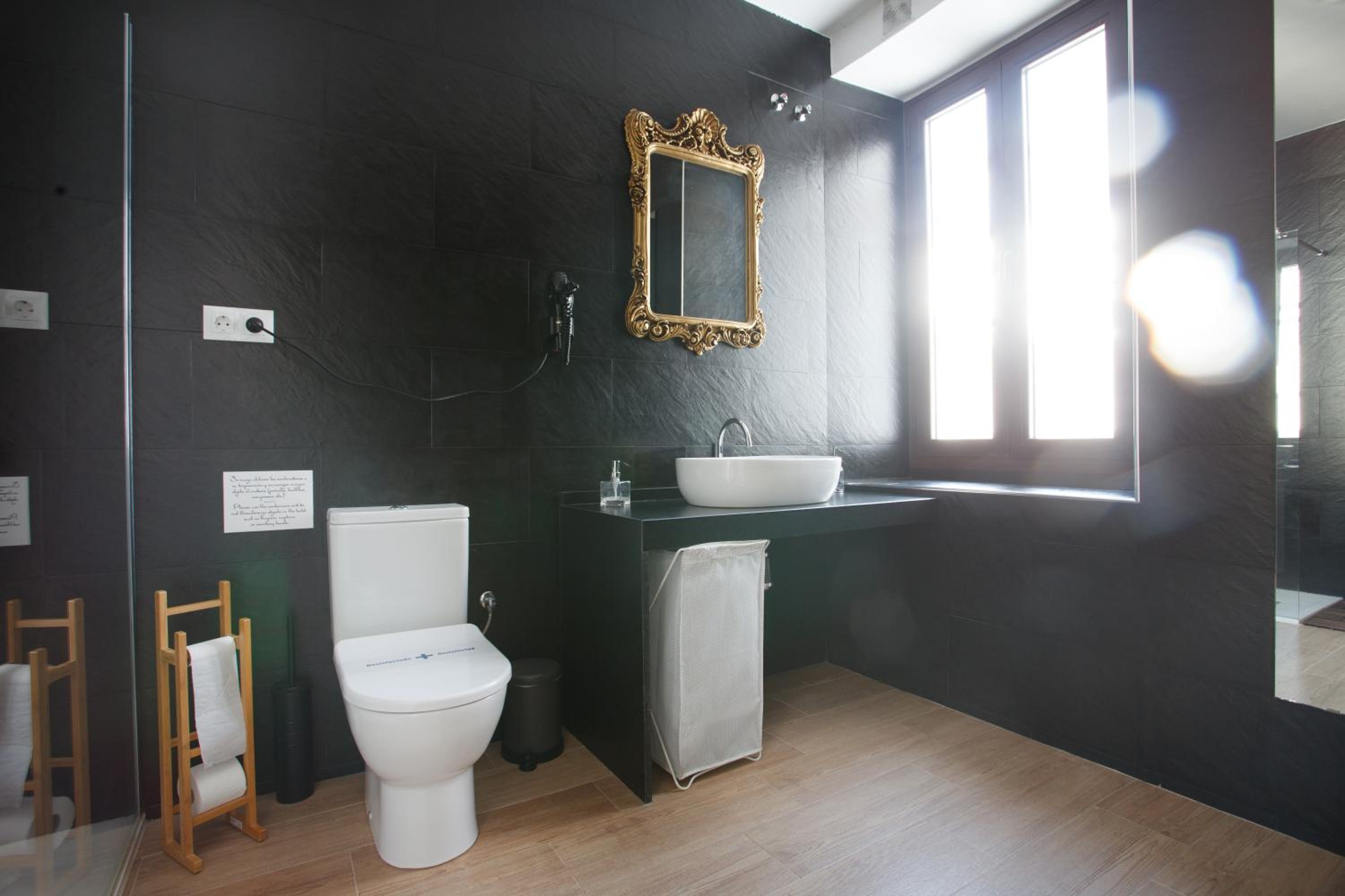 Double Room with Private Bathroom - Photo 7