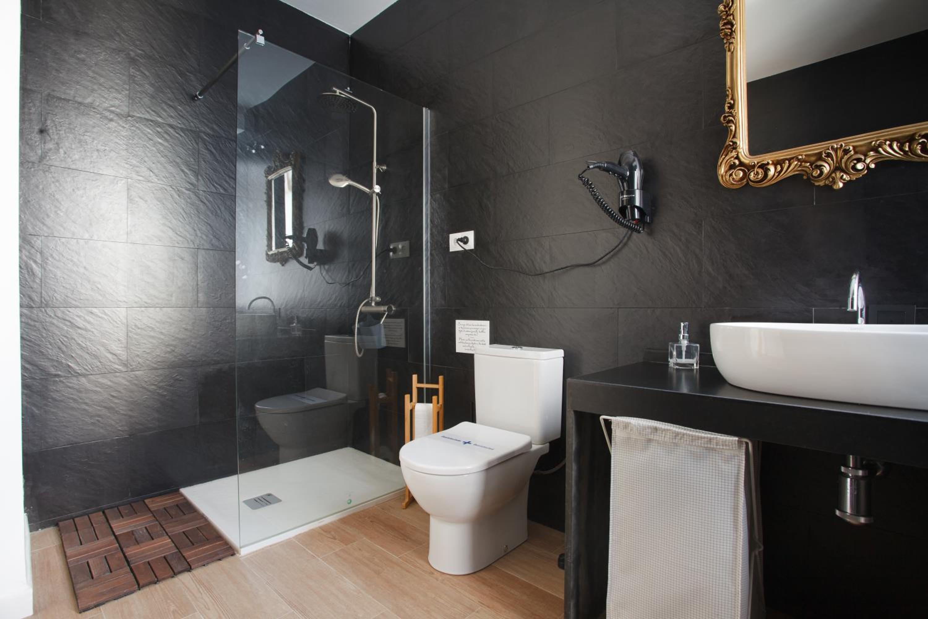 Double Room with Private Bathroom - Photo 6