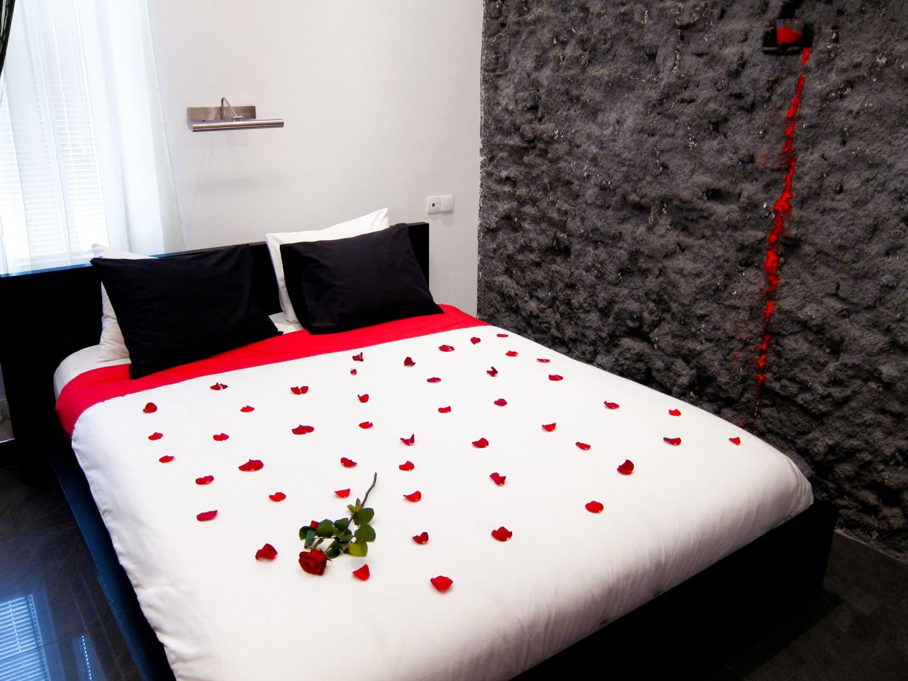 Luxury King Room with 2-person Hot Tub - Photo 43