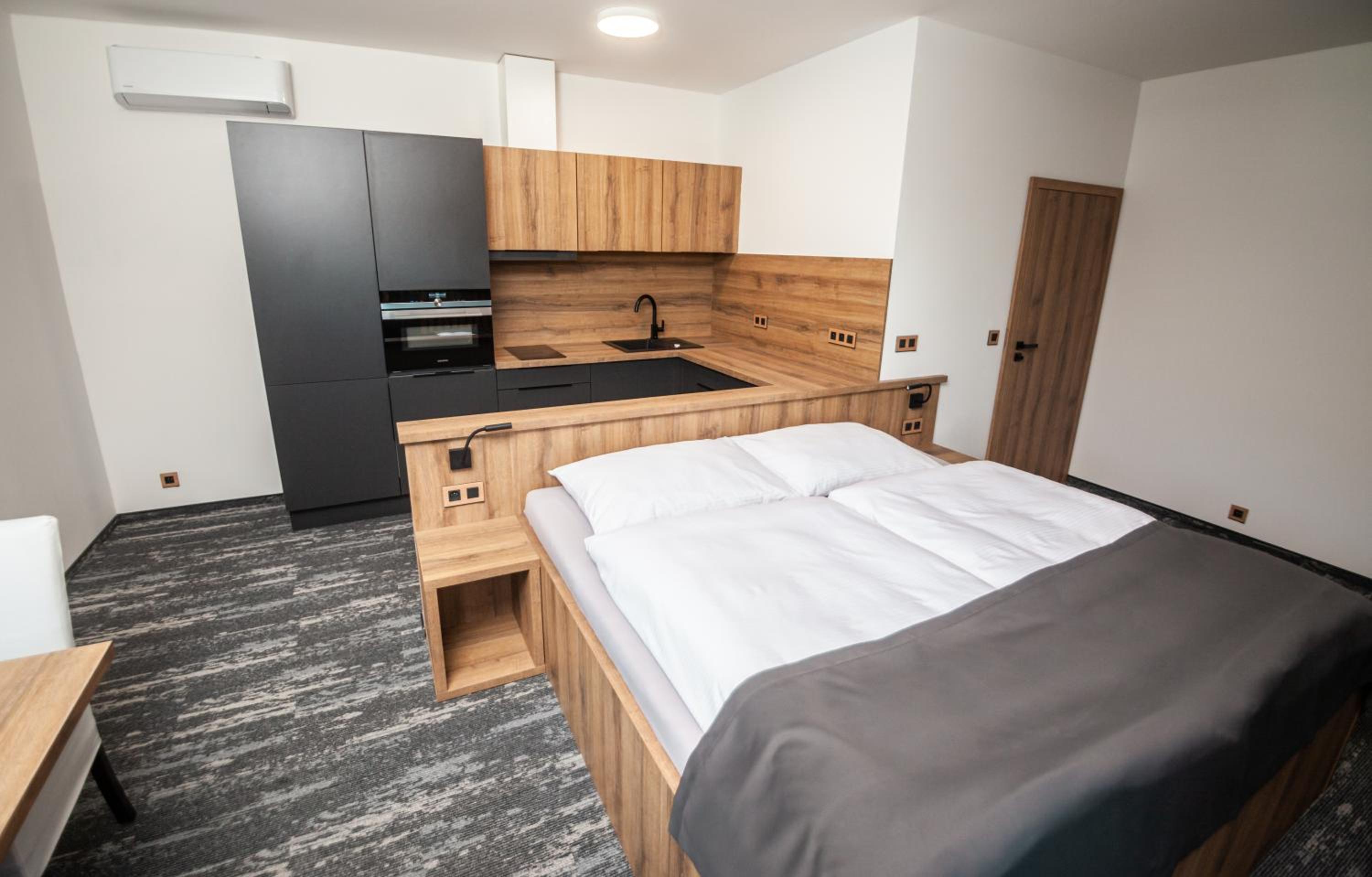 Double Room with Balcony - Photo 5