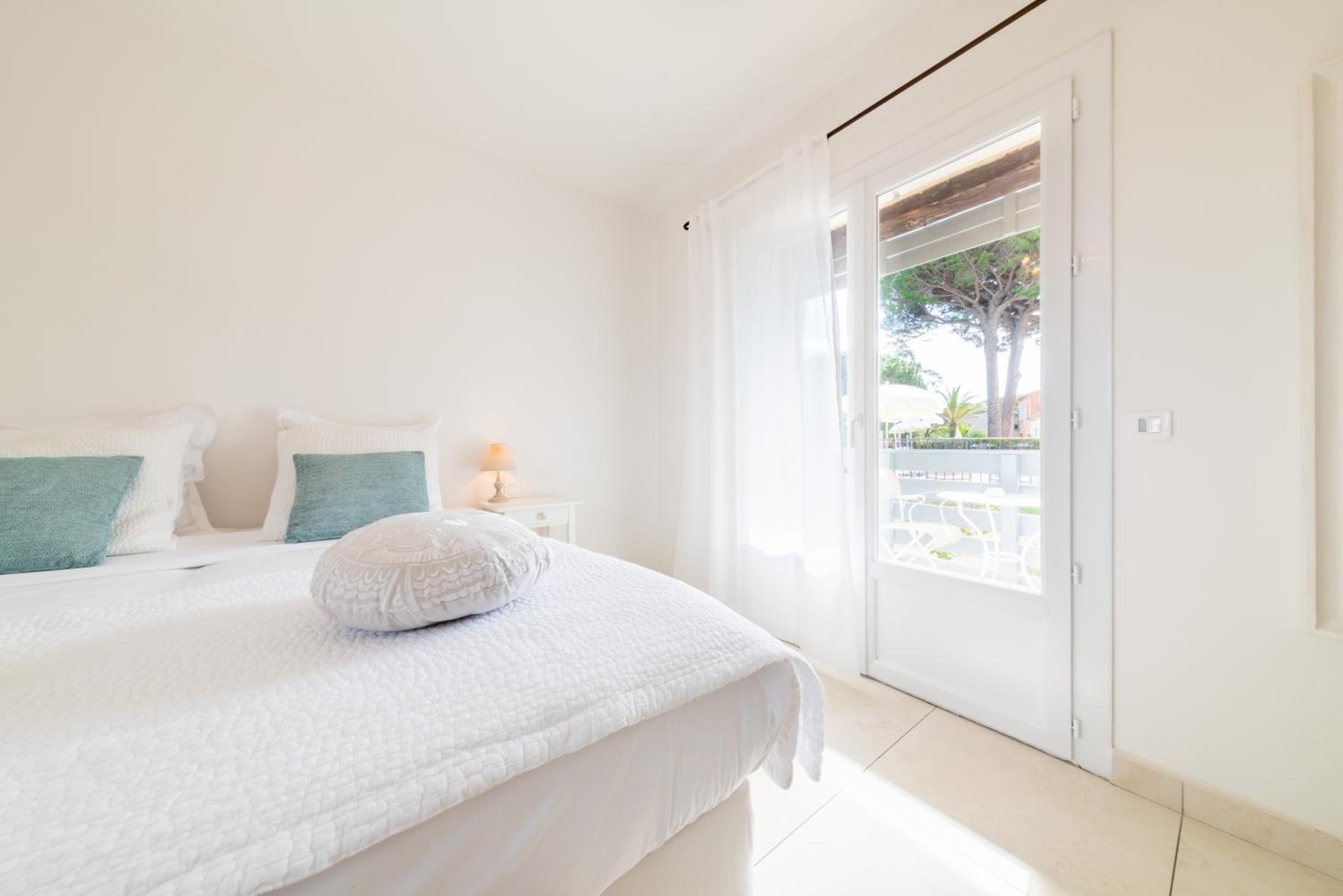 Deluxe Double Room - Photo 12