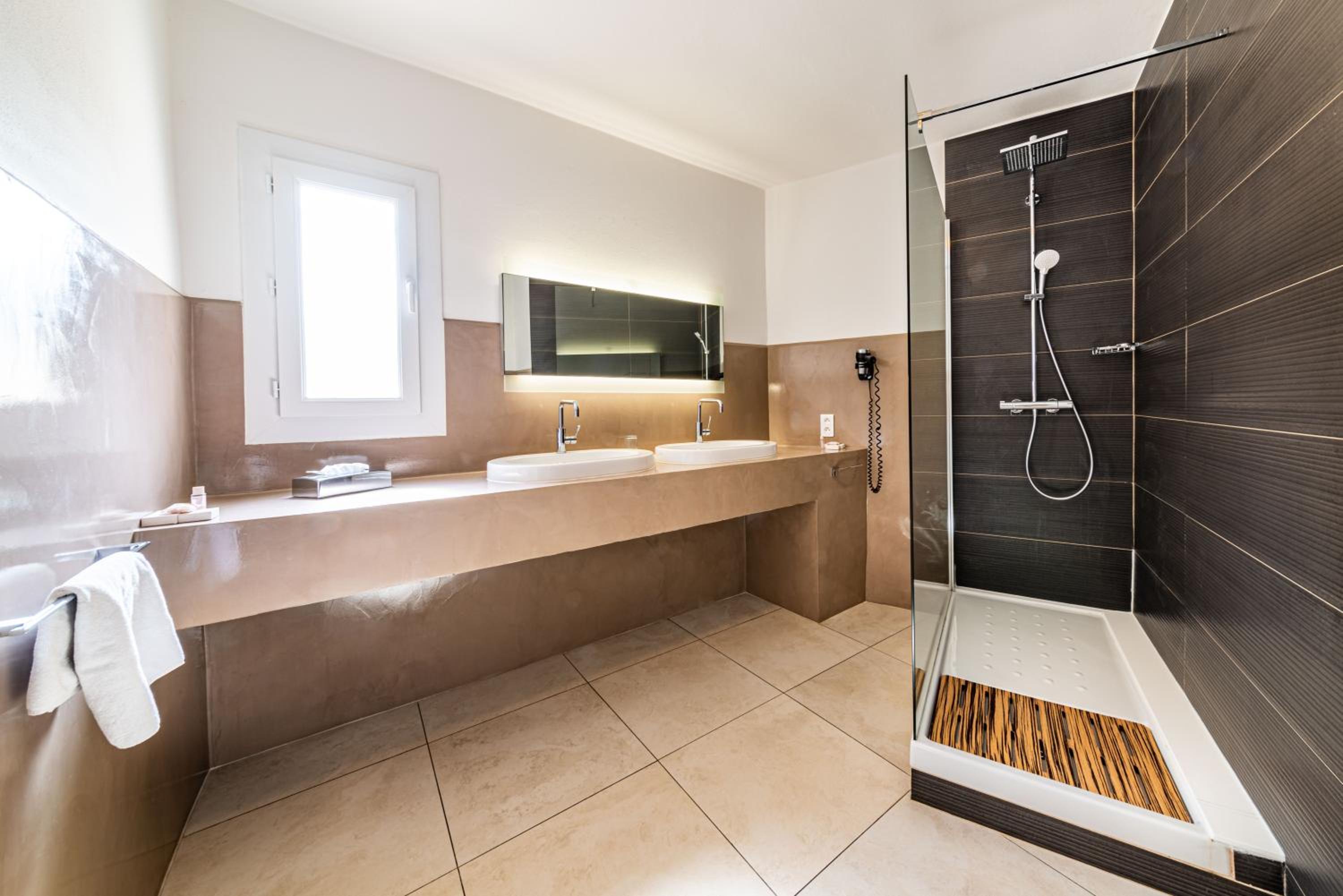Deluxe Double Room - Photo 16