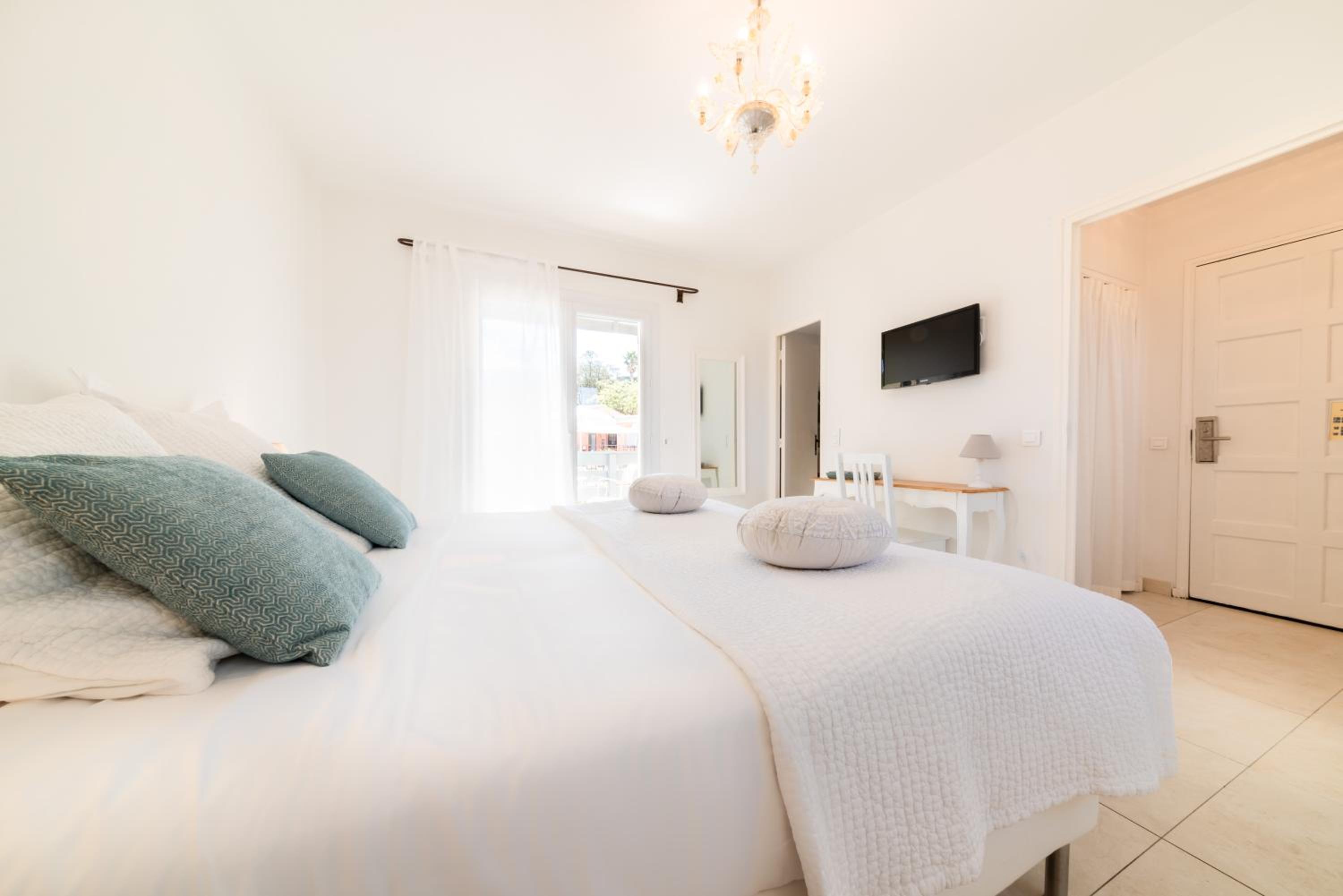 Deluxe Double Room - Photo 11