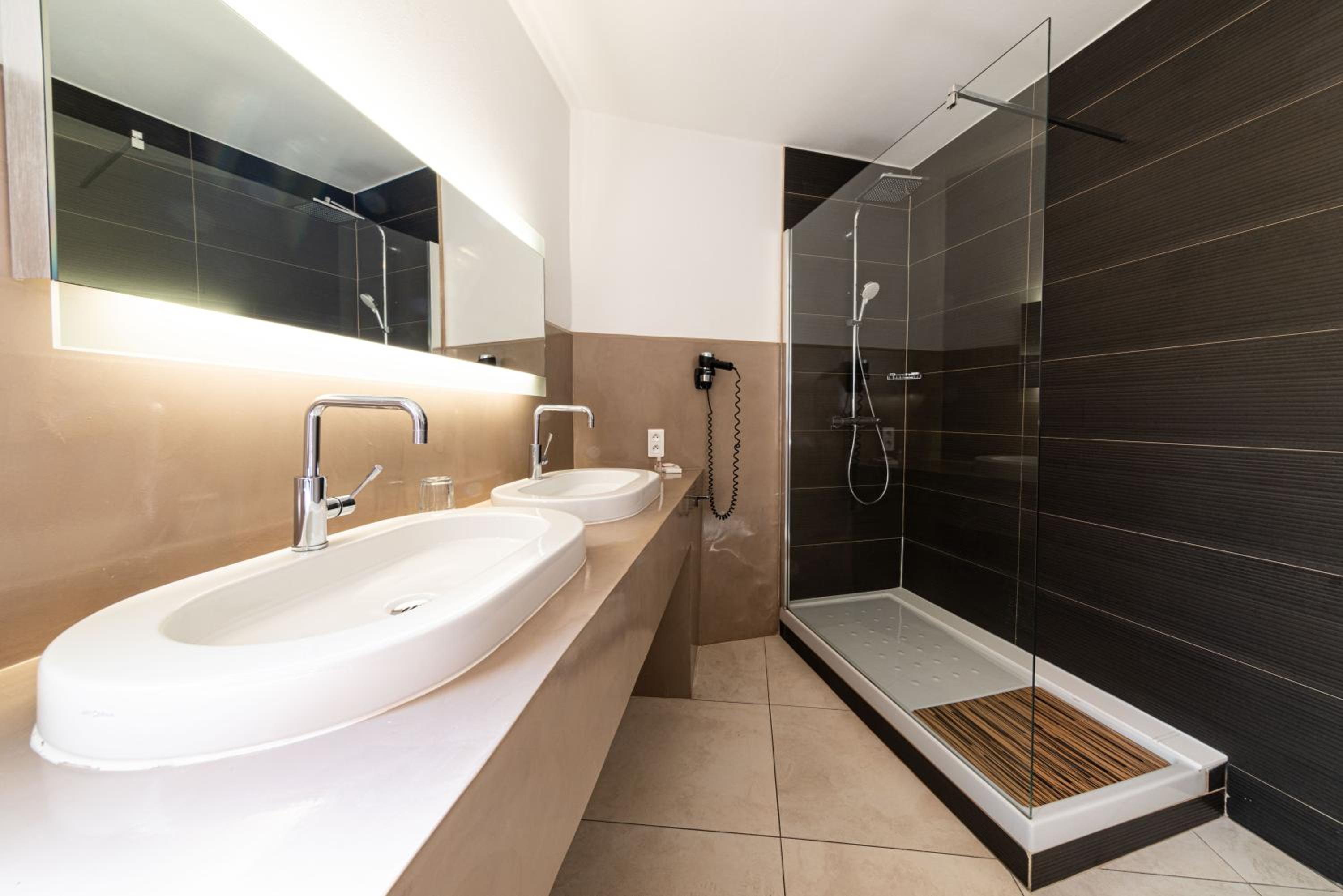 Deluxe Double Room - Photo 14
