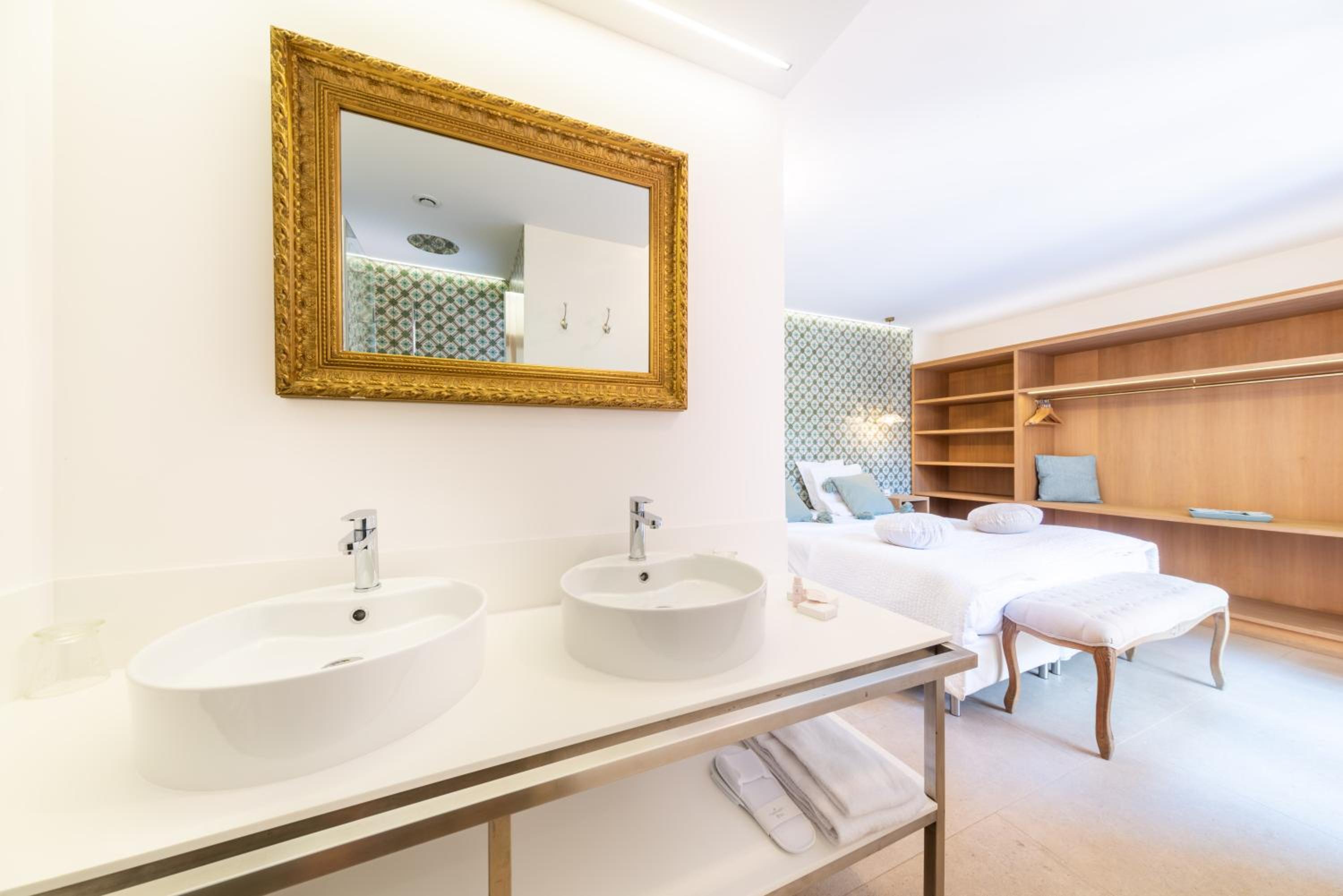 Deluxe Double Room - Photo 18