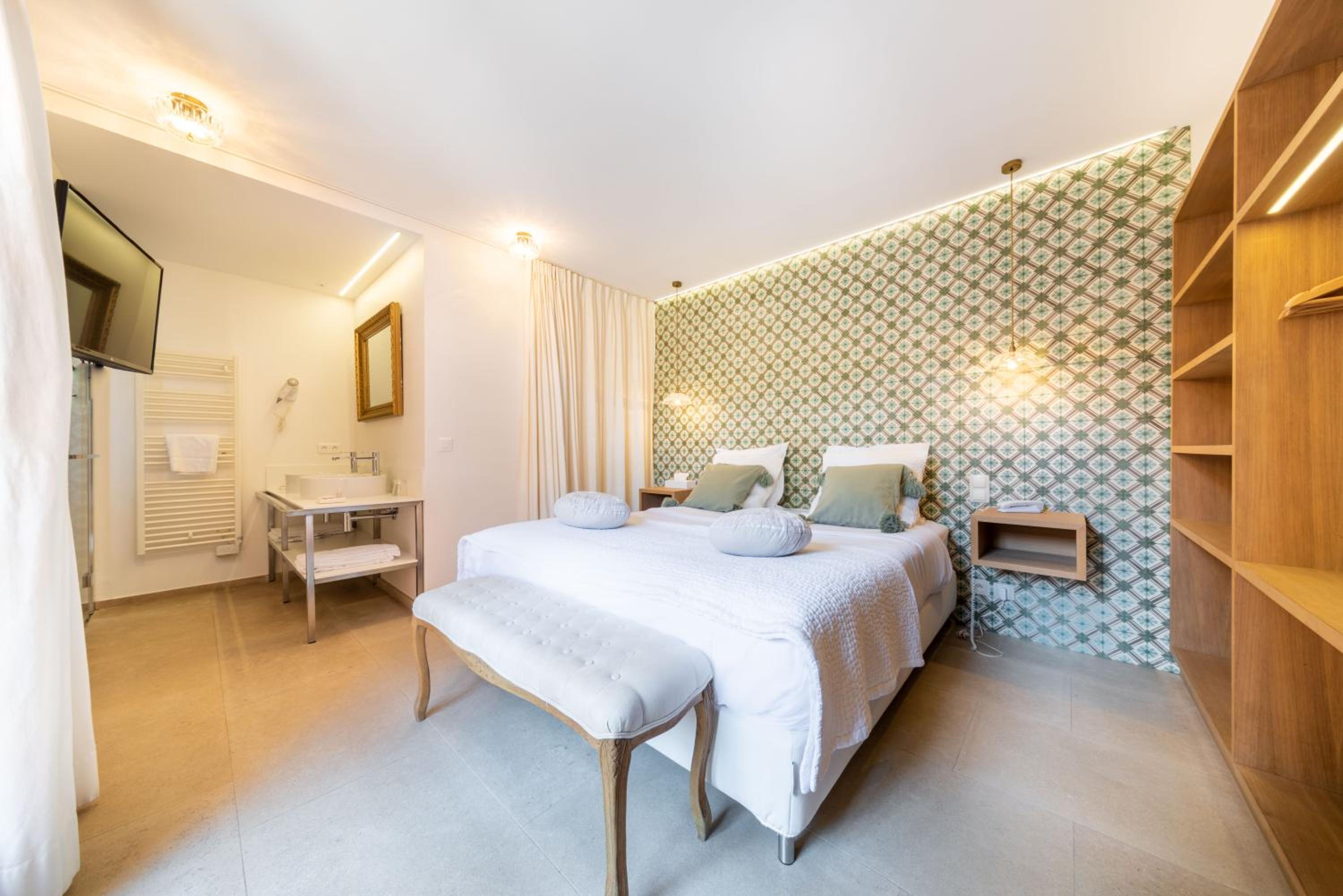 Deluxe Double Room - Photo 19