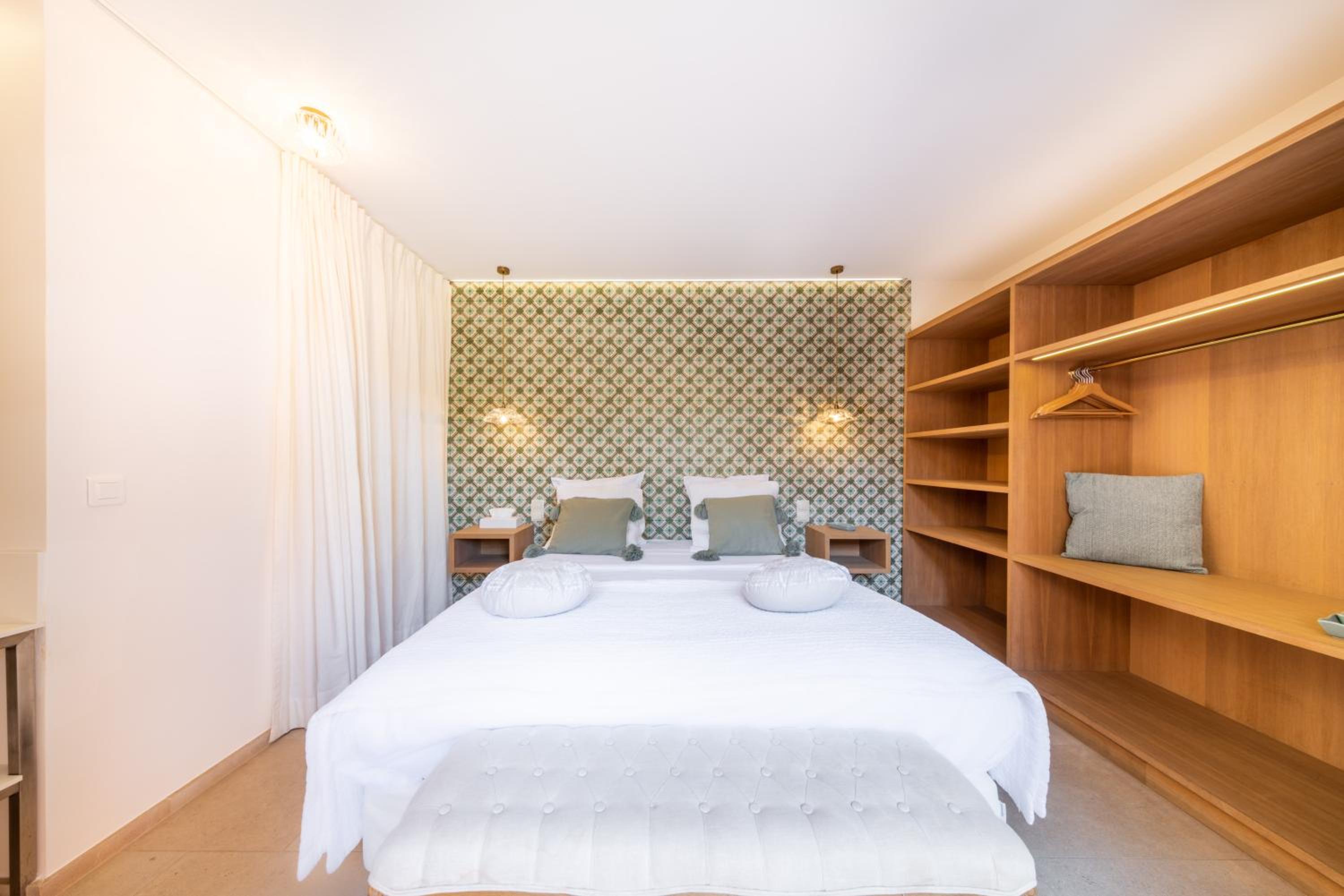 Deluxe Double Room - Photo 23