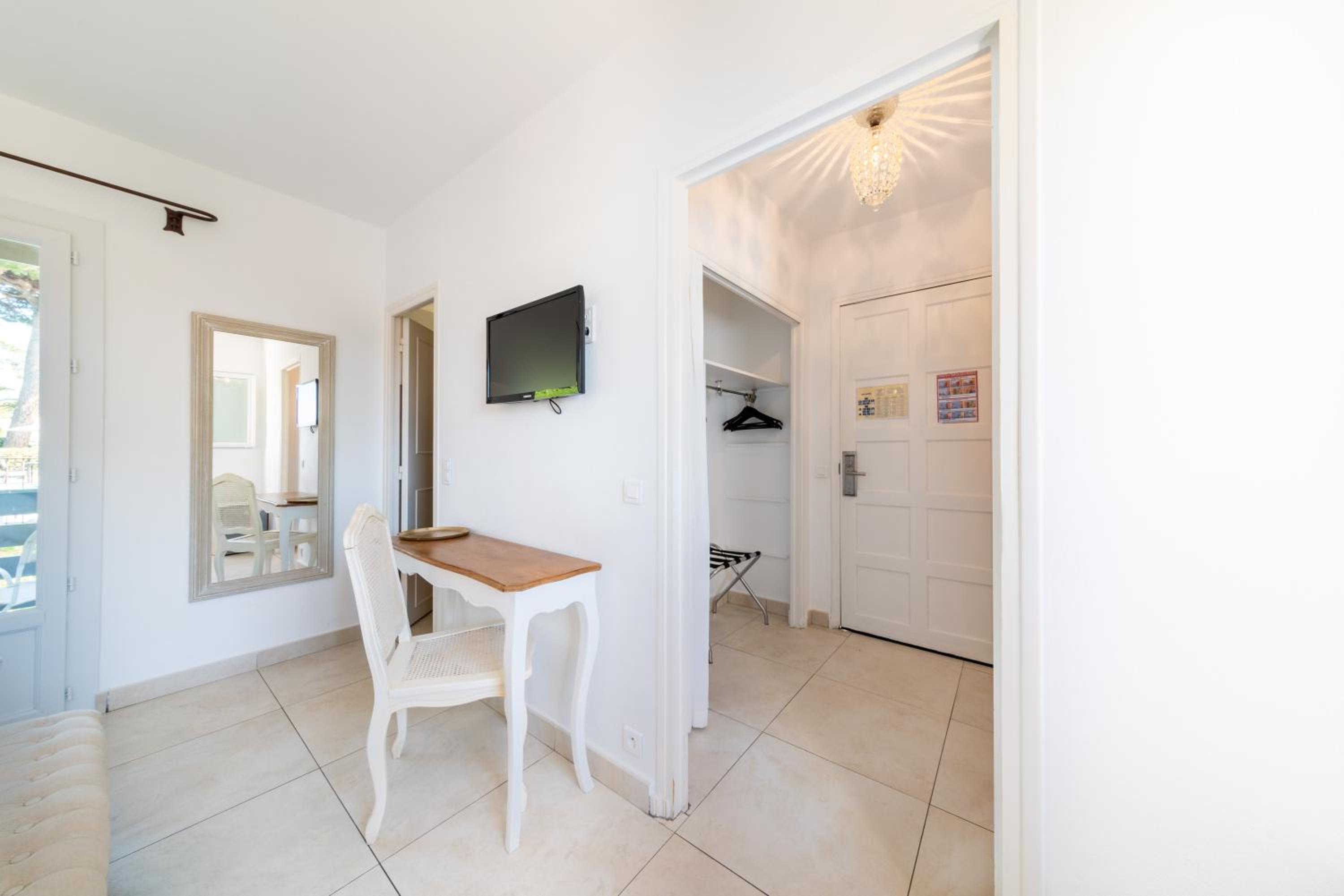 Deluxe Double Room - Photo 13