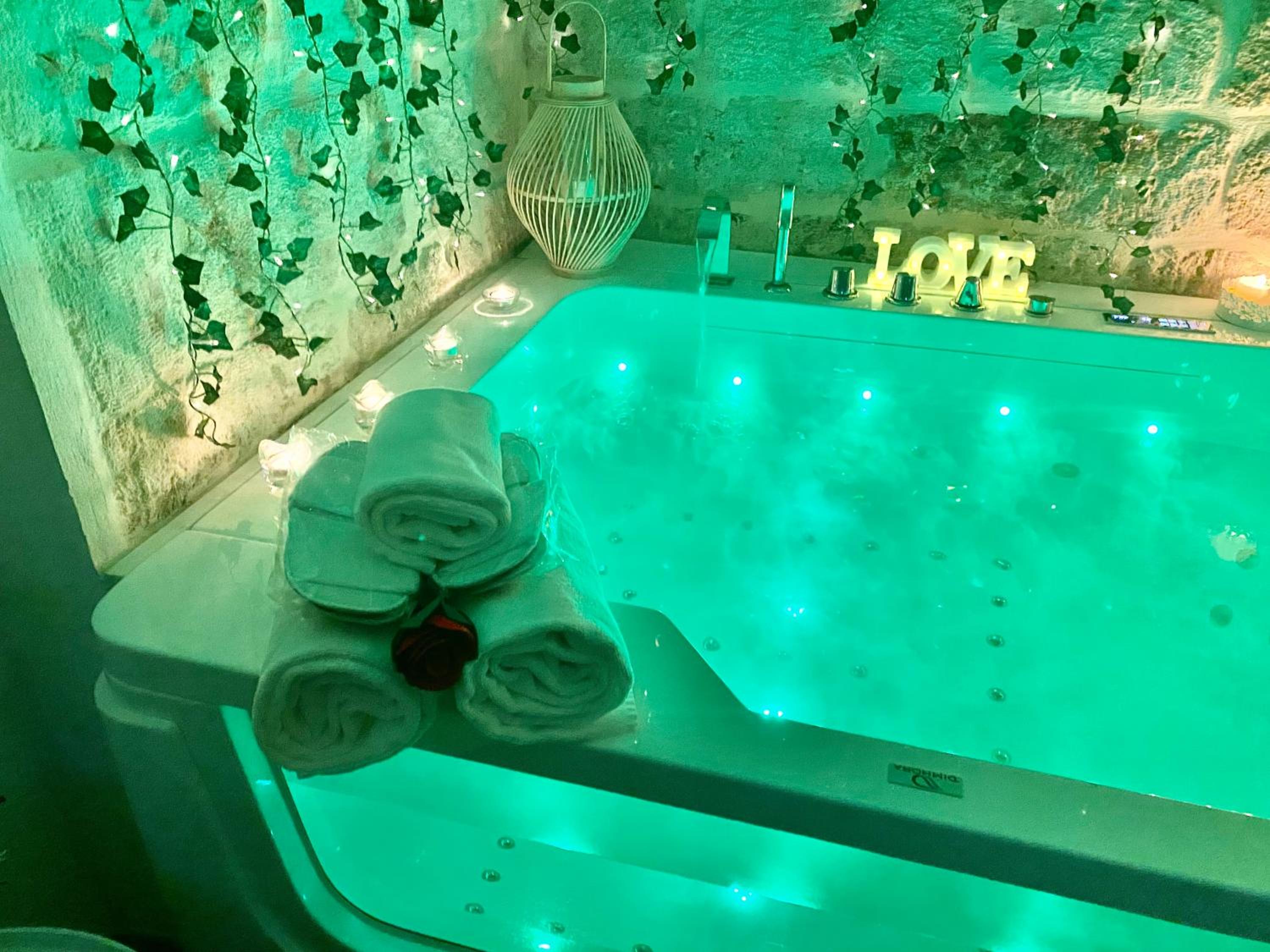 Double Room with Spa Bath - Photo 13