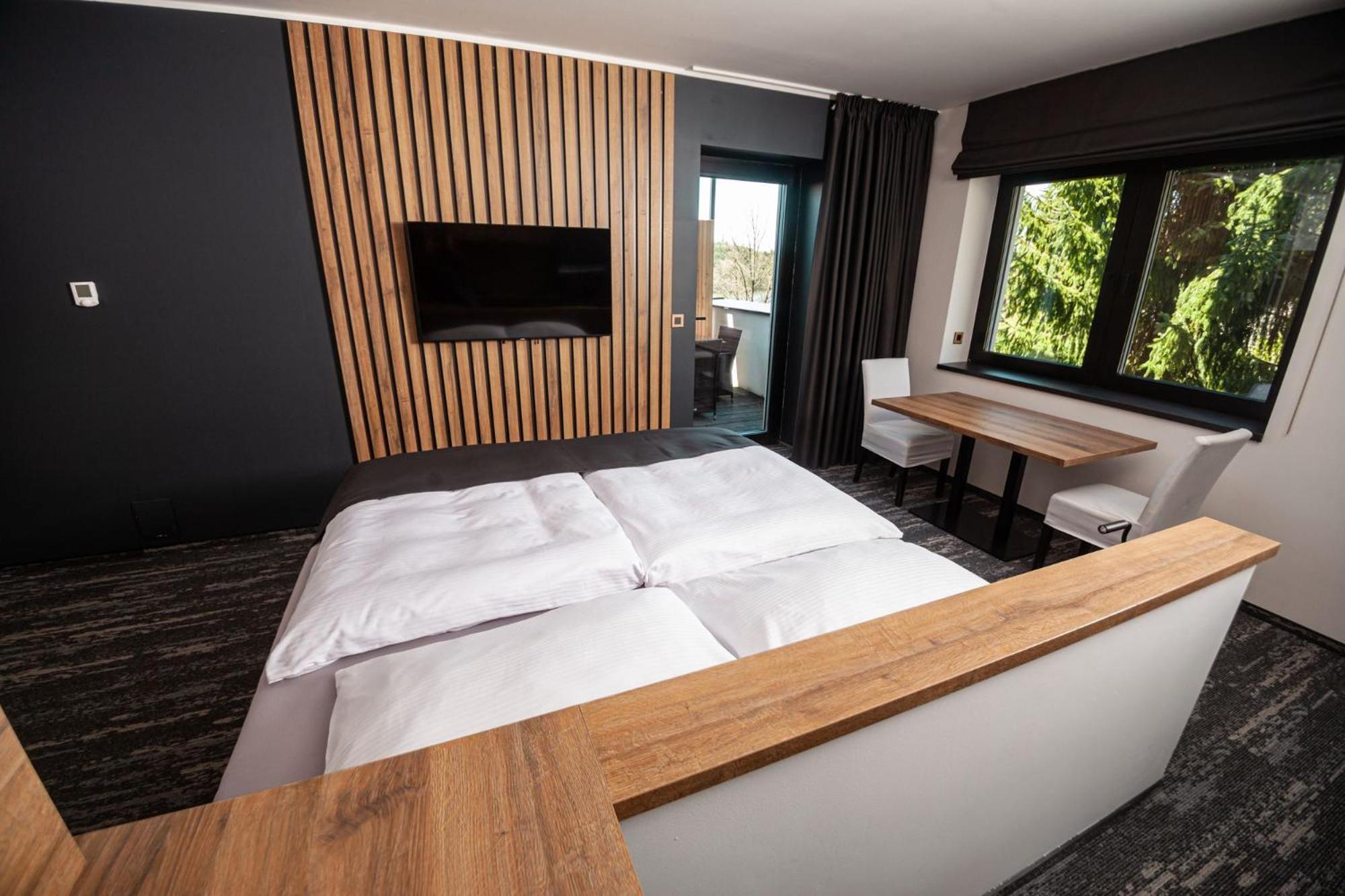 Double Room with Balcony - Photo 4
