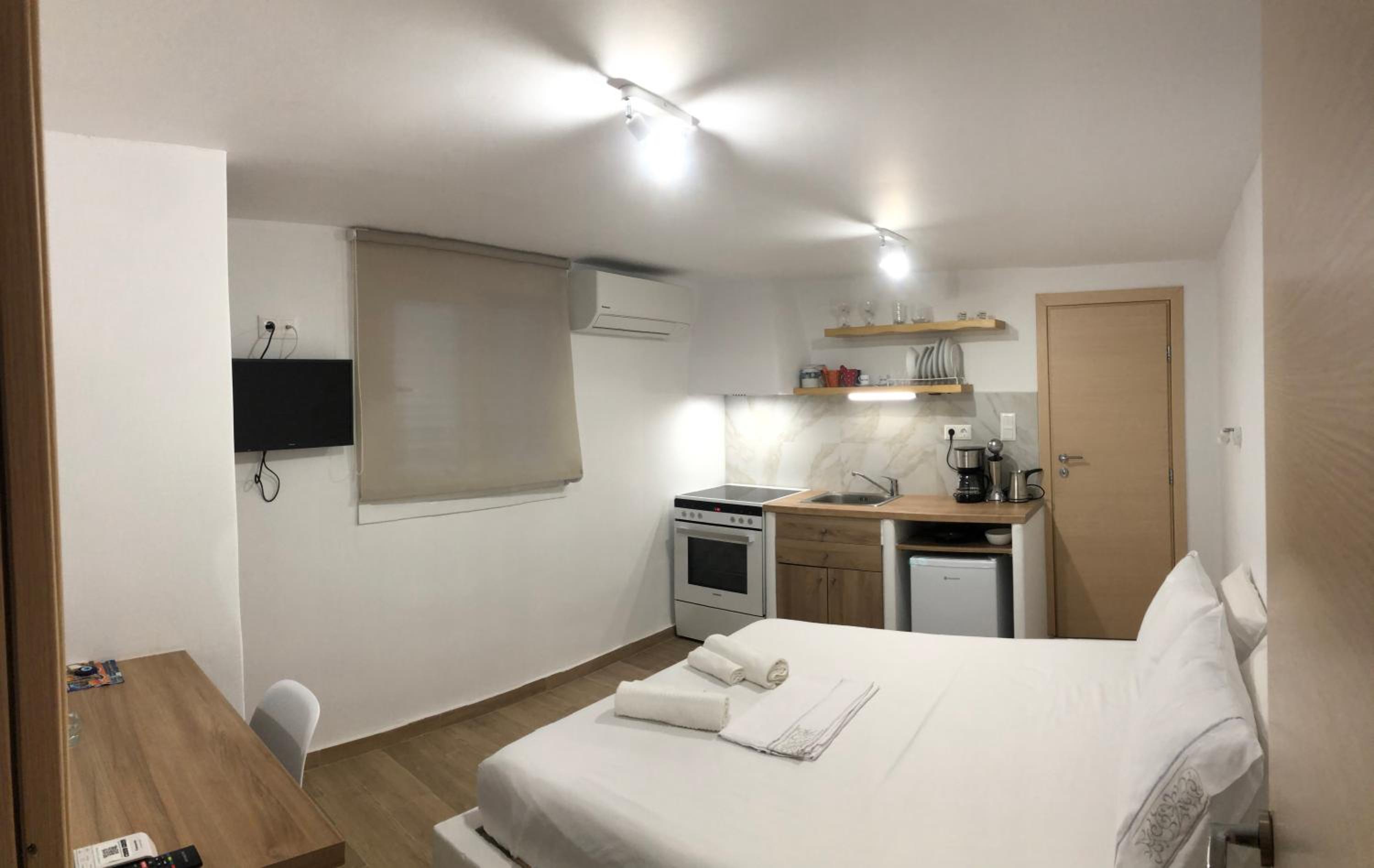 One-Bedroom Apartment photo 1