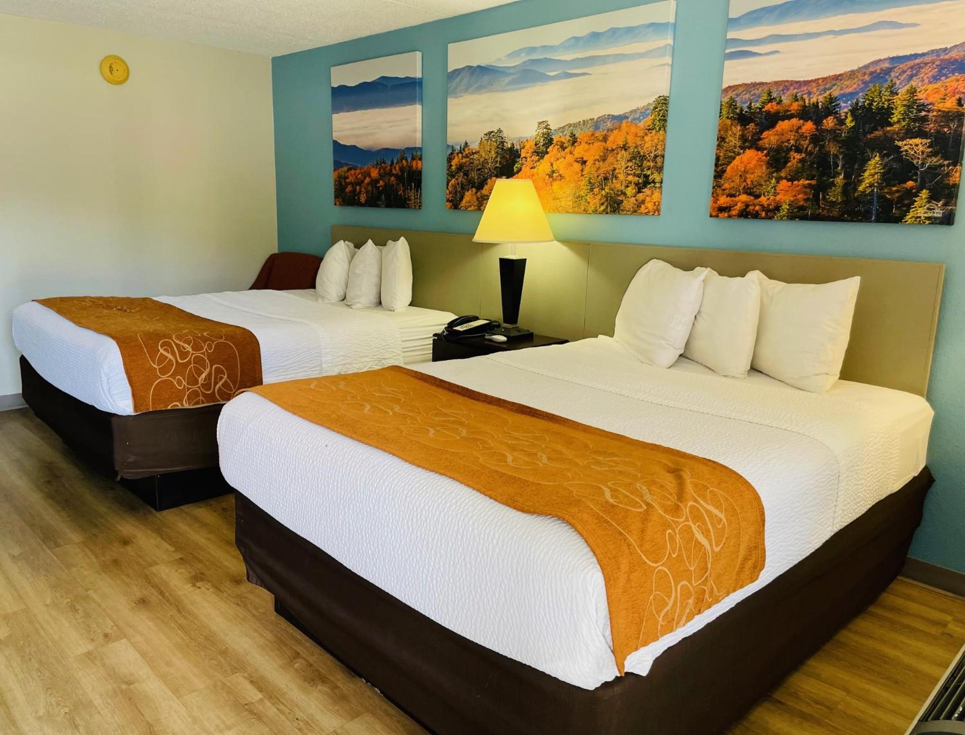 Queen Room with Two Queen Beds - Non-Smoking - Photo 3