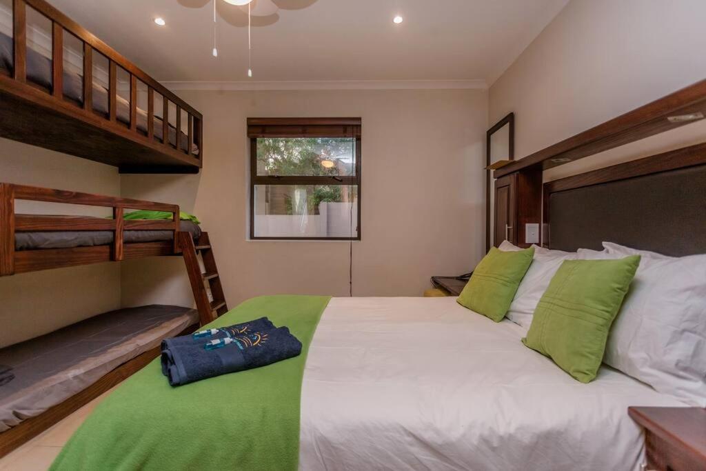 Five-Bedroom House photo 1