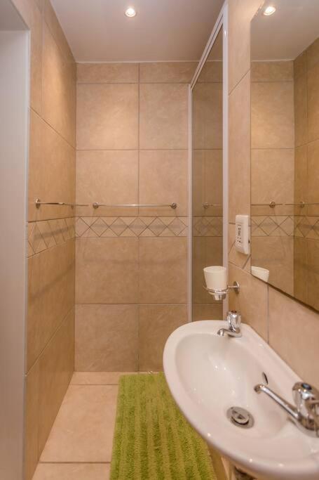 Five-Bedroom House photo 2