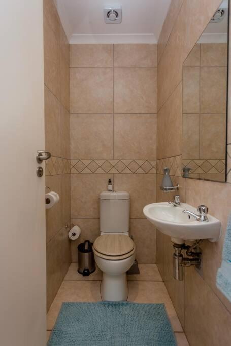 Five-Bedroom House photo 3