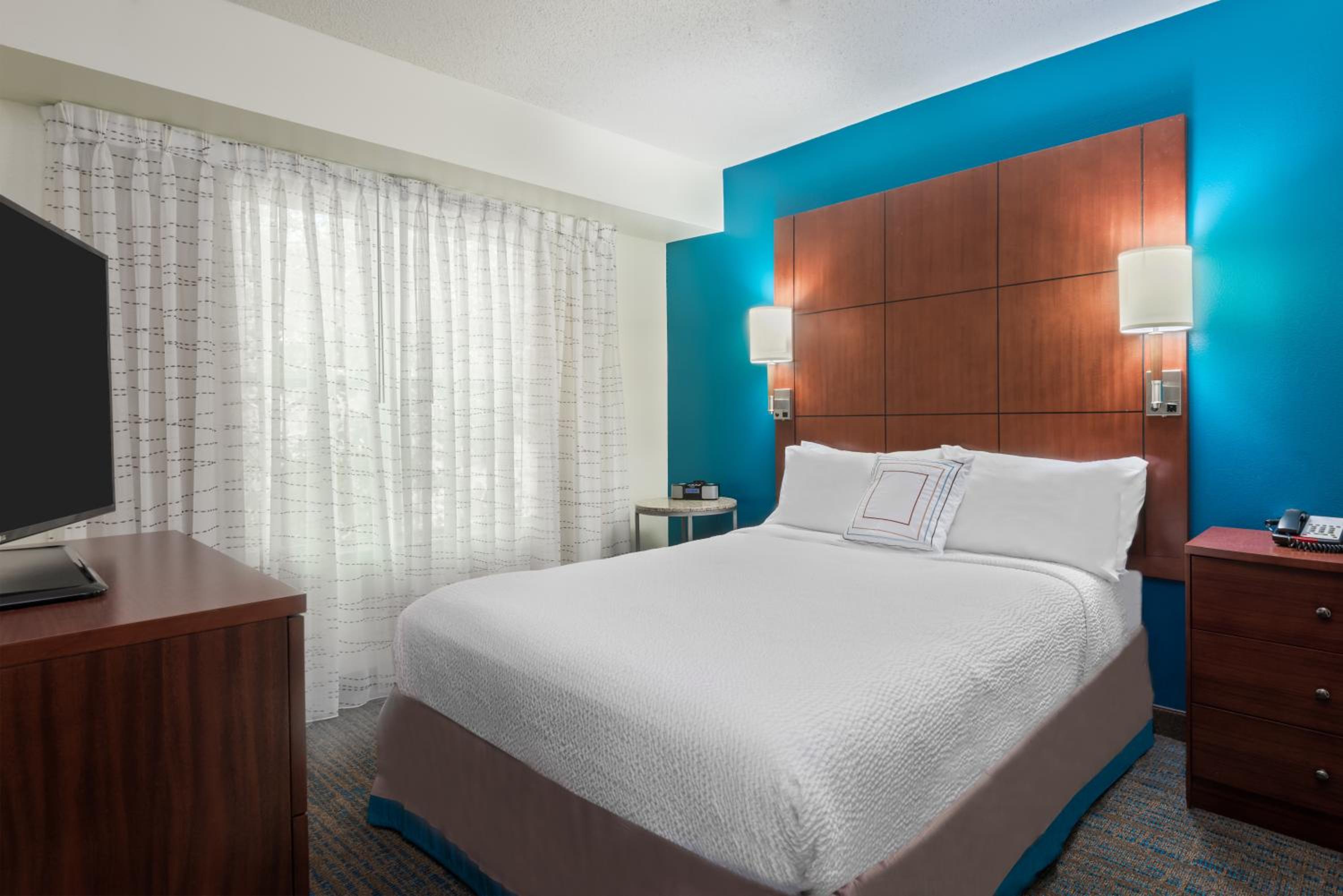 One-Bedroom Queen Suite with Sofa Bed - Photo 2