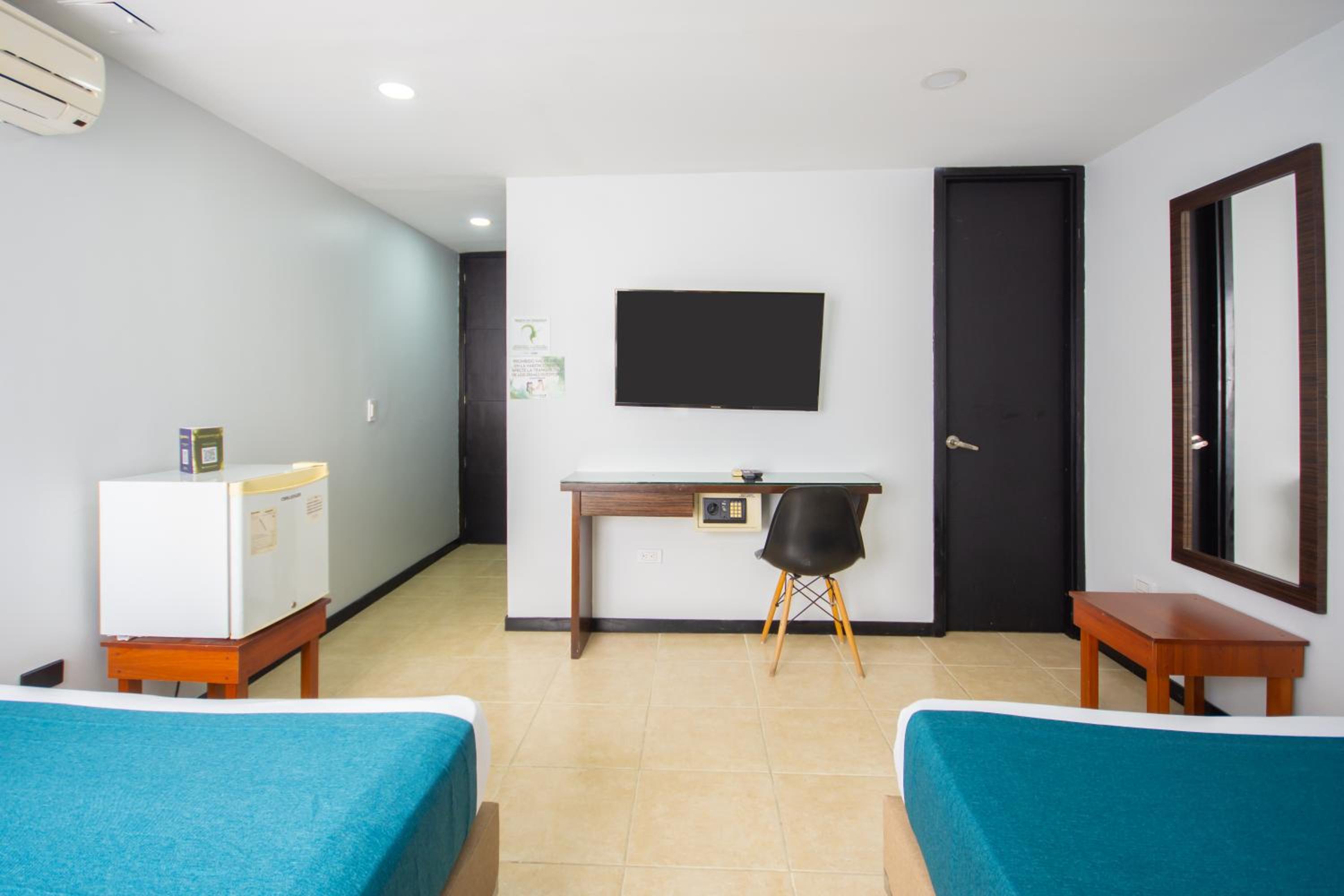 Double Room with Two Double Beds - Photo 2