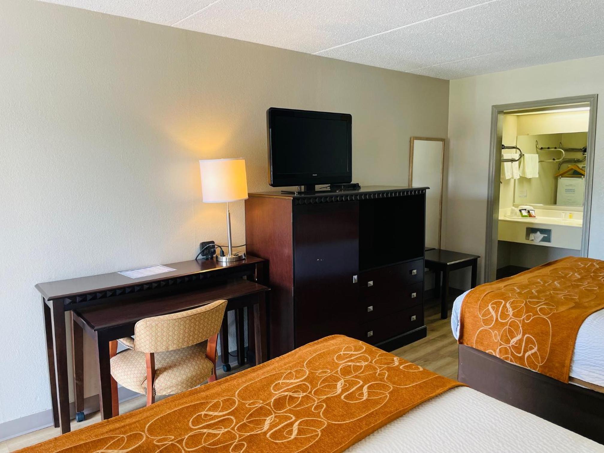 Queen Room with Two Queen Beds - Non-Smoking - Photo 2