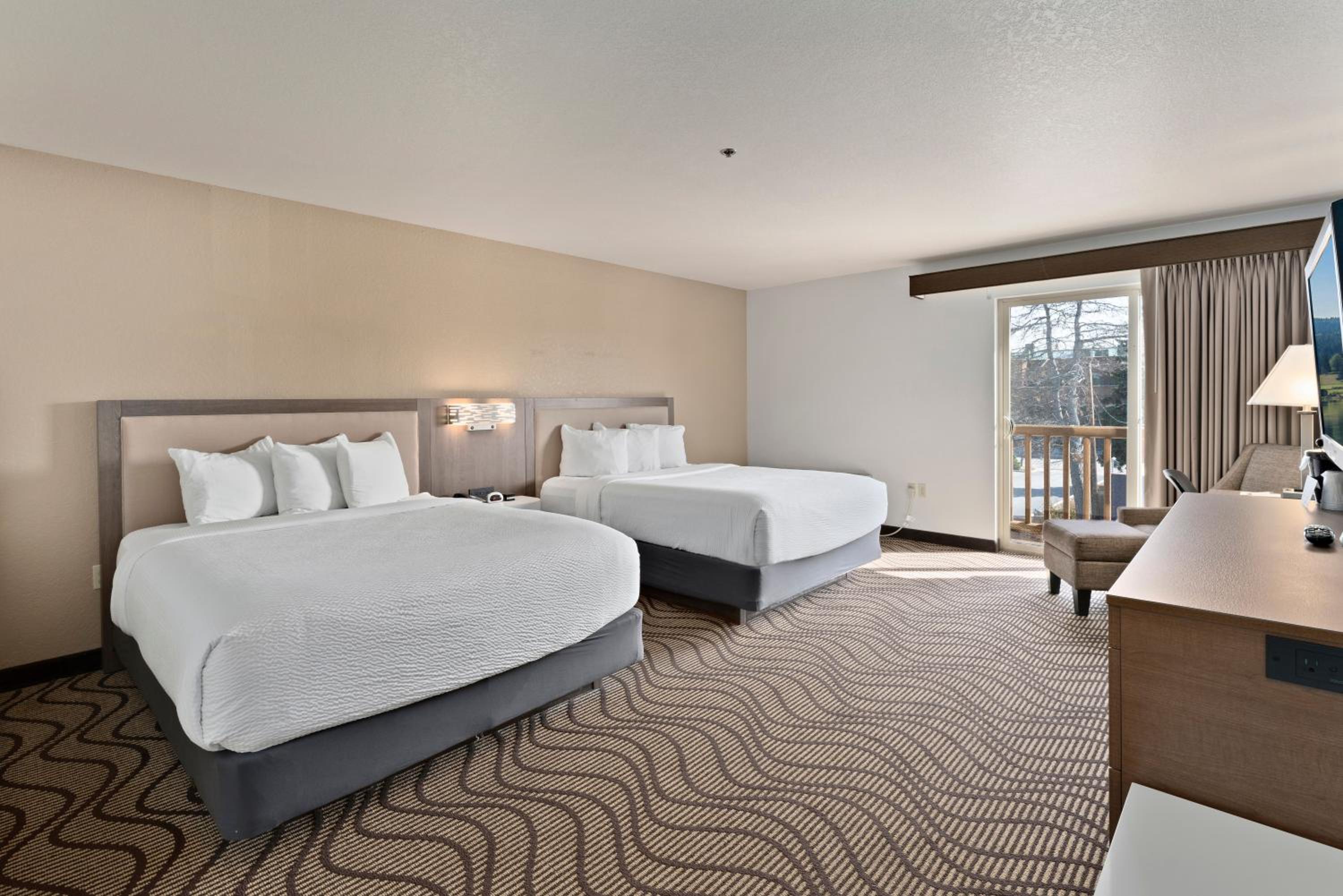 Queen Room with Two Queen Beds and View - Non-Smoking