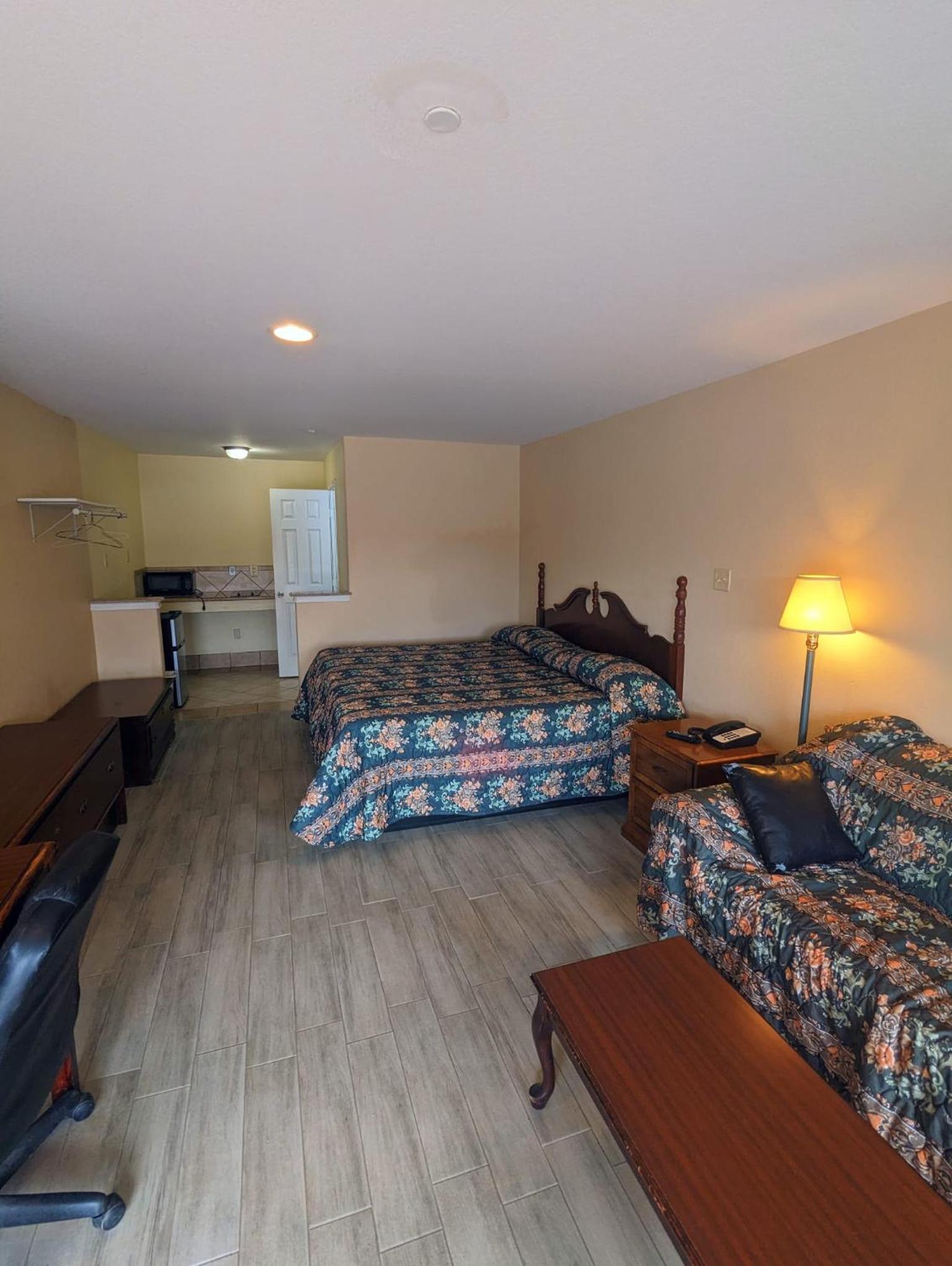 Standard King Room photo 3