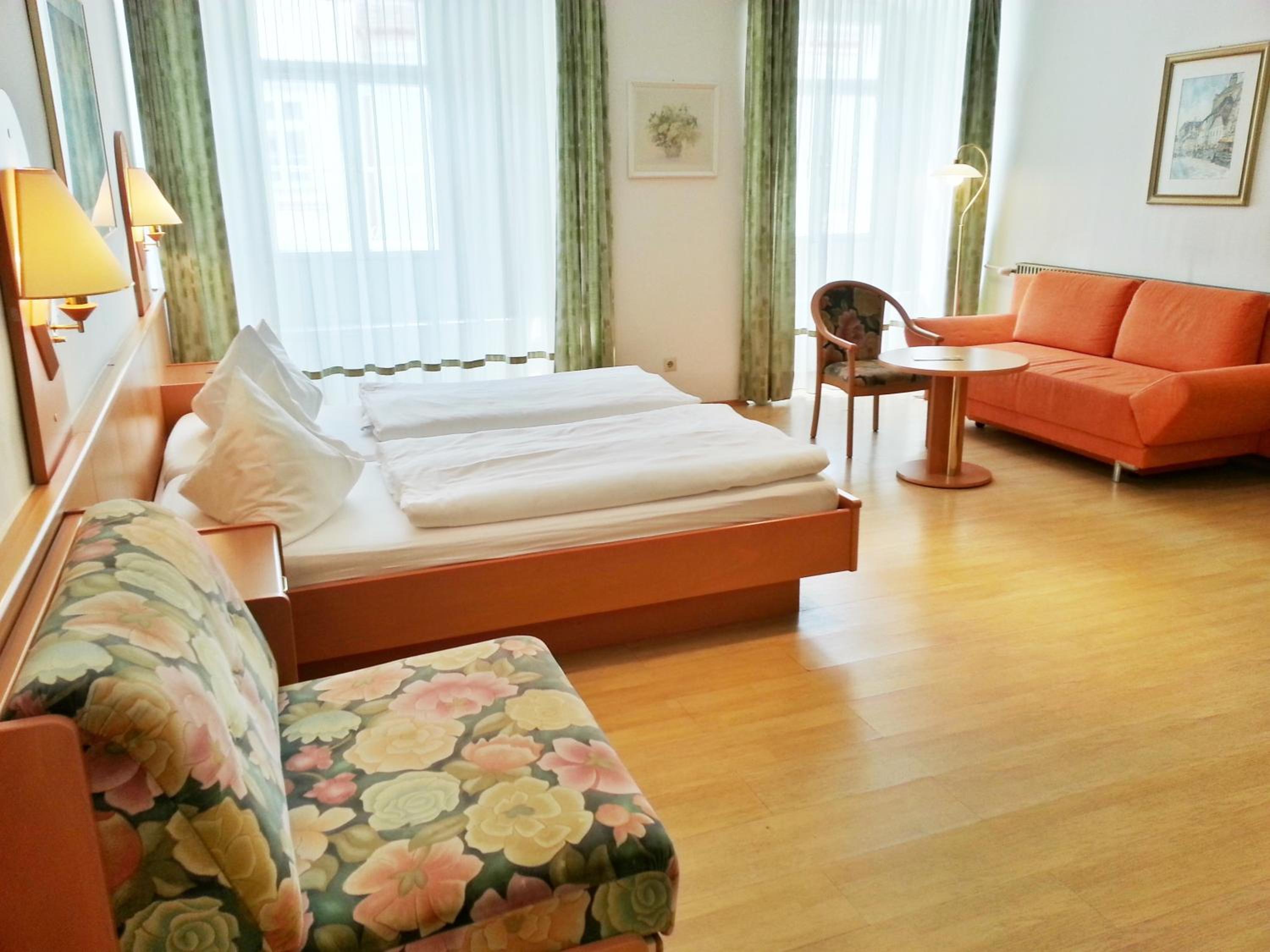 Double Room with Bath - Photo 6