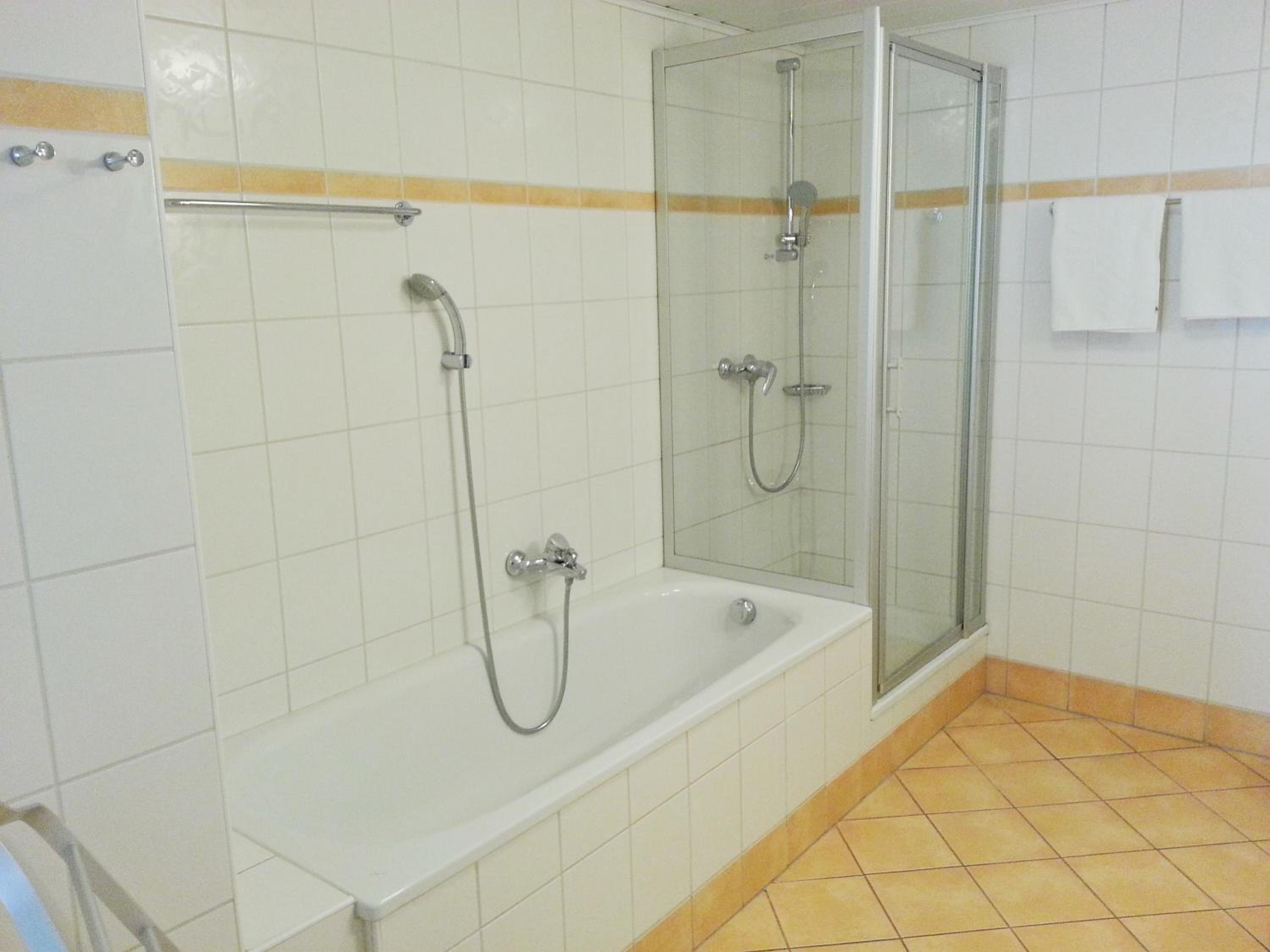 Double Room with Bath - Photo 4