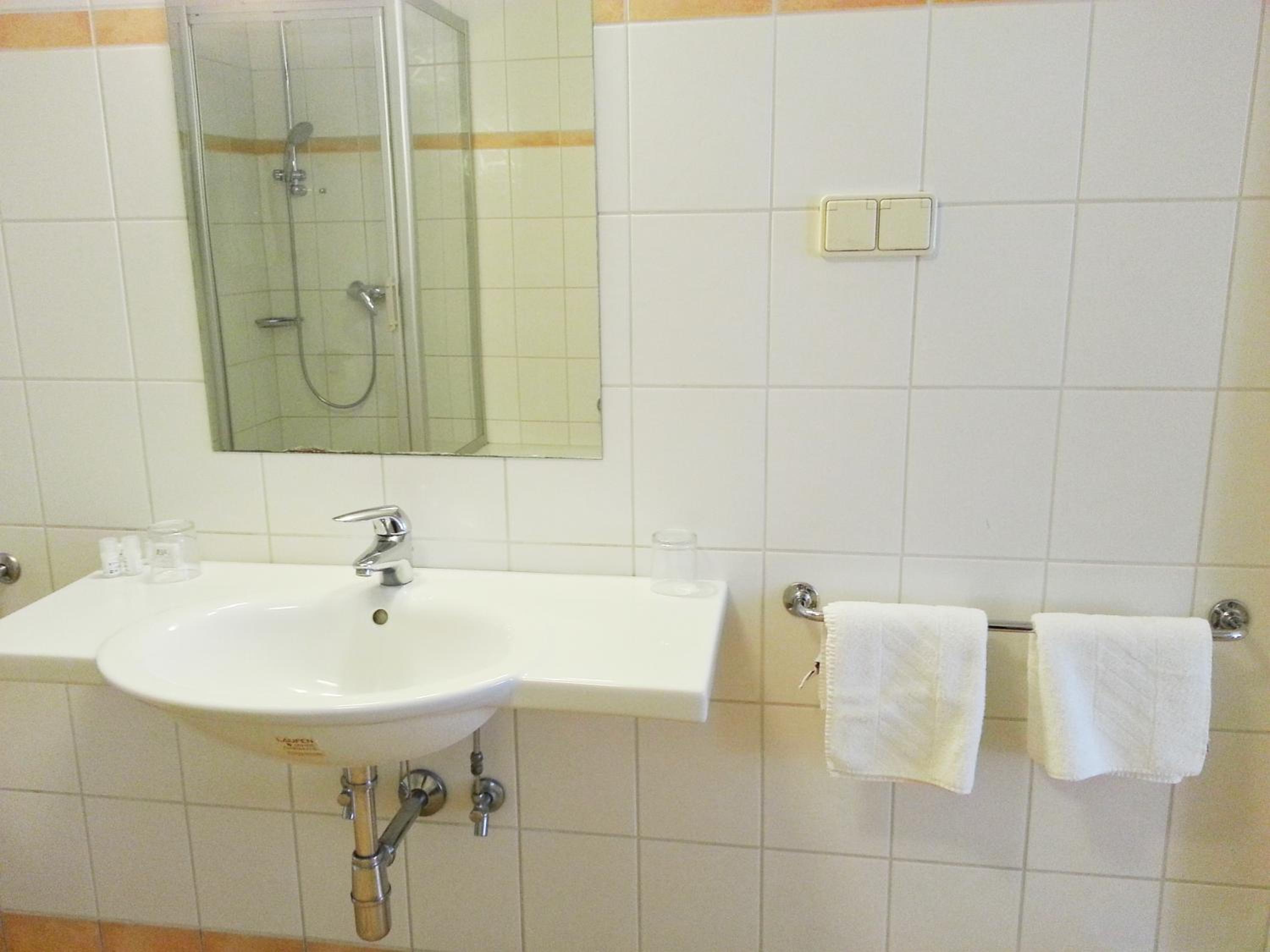Double Room with Bath - Photo 3