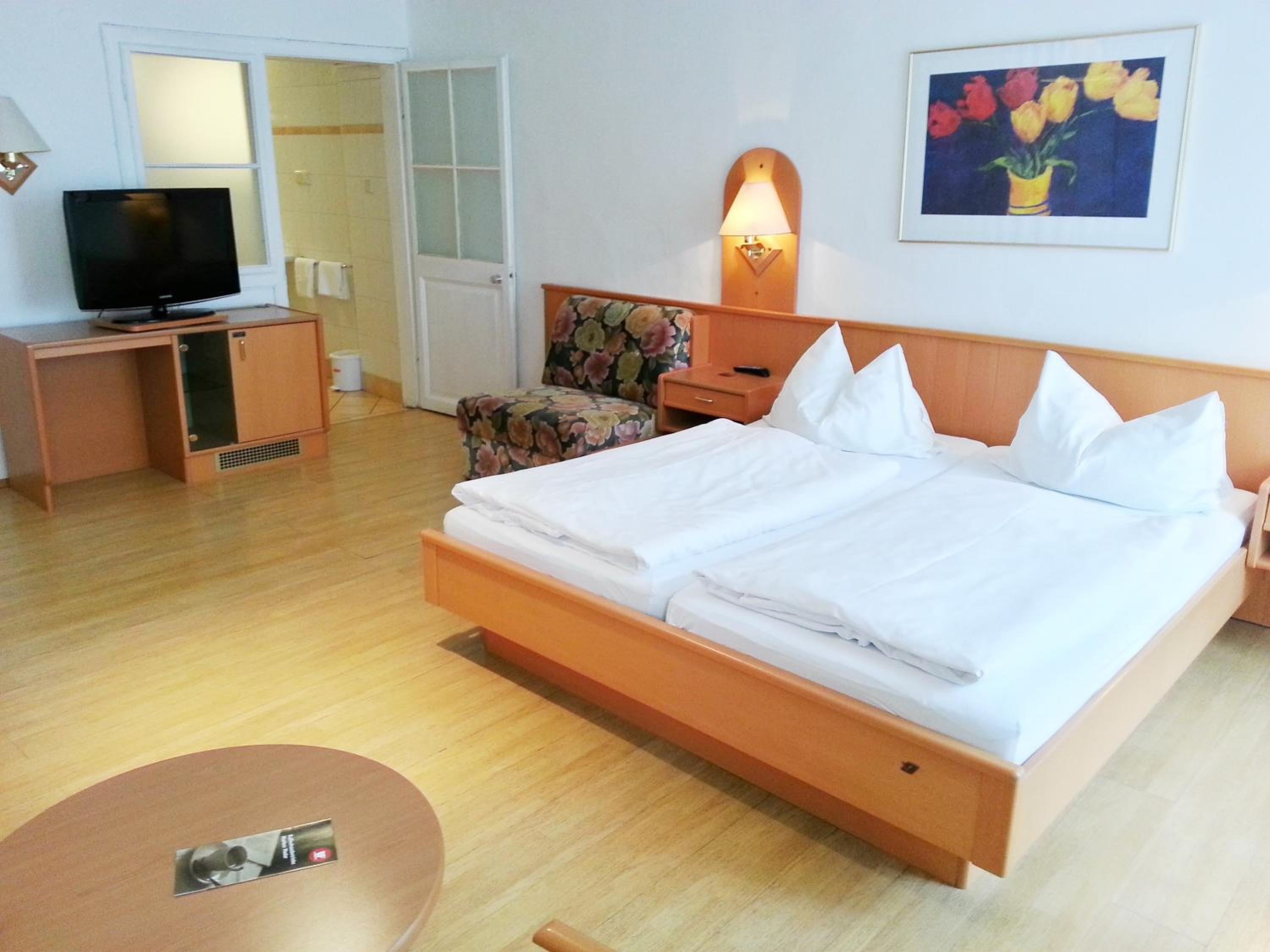 Double Room with Bath - Photo 5