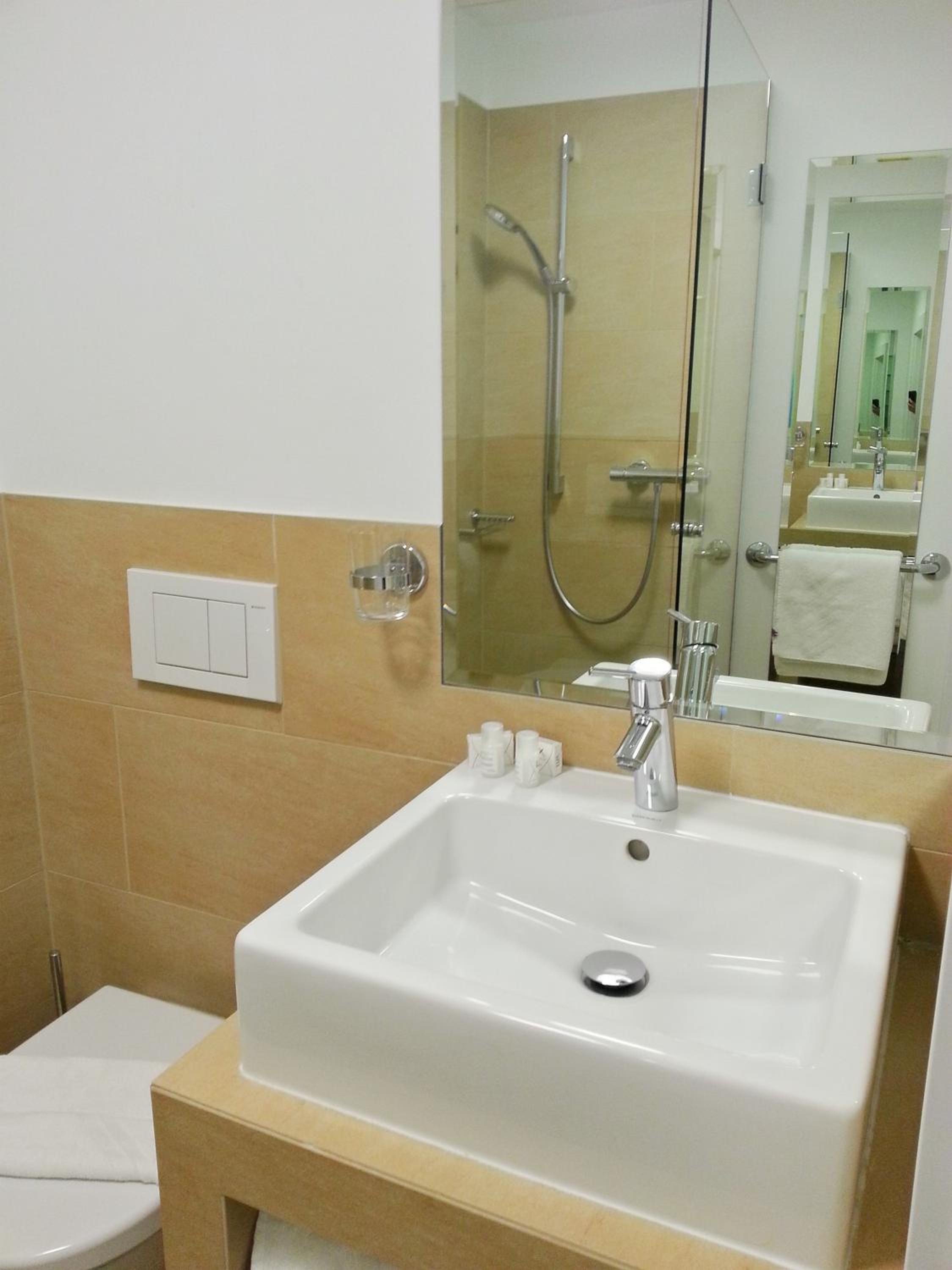 Double Room with Shower - Photo 14
