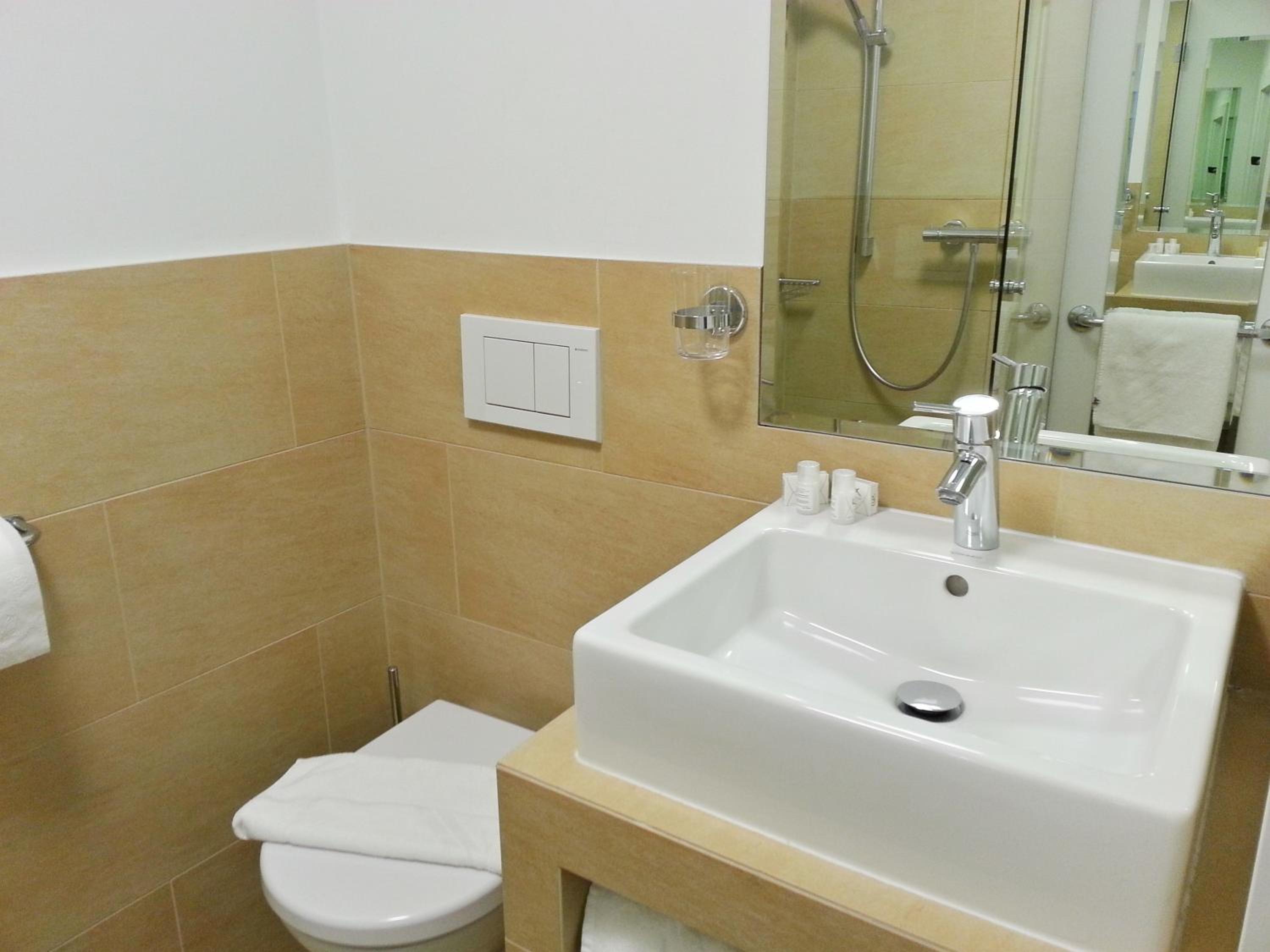 Double Room with Shower - Photo 3
