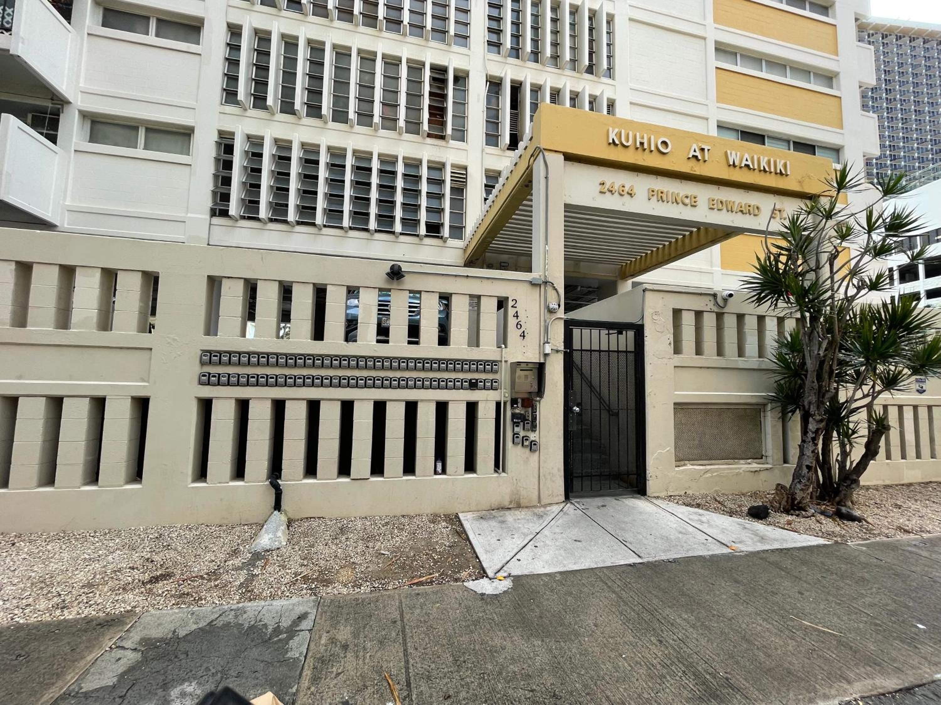 Amazing waikiki Beach condo 2Bed2Bath+free Parking: Two-Bedroom Apartment photo