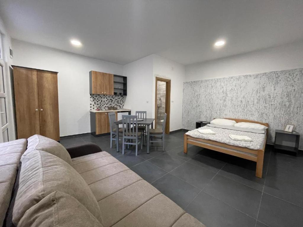 One-Bedroom Apartment photo 3