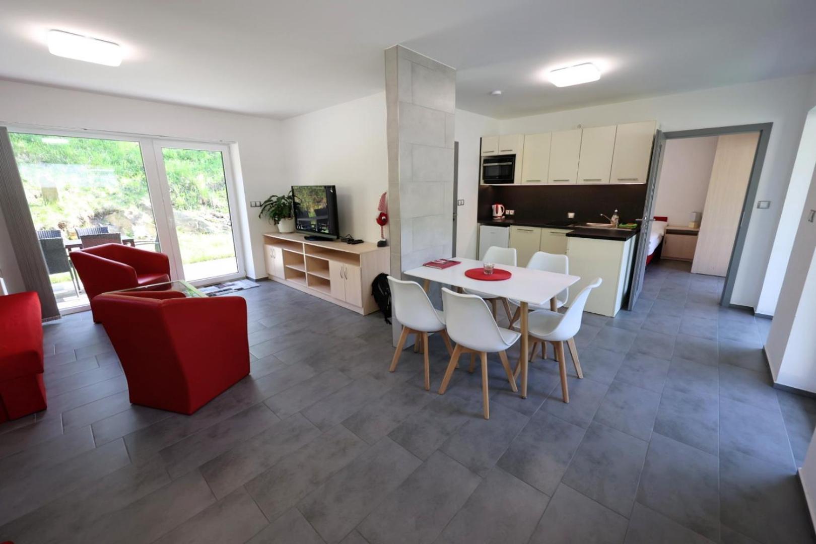 One-Bedroom Apartment - Photo 2