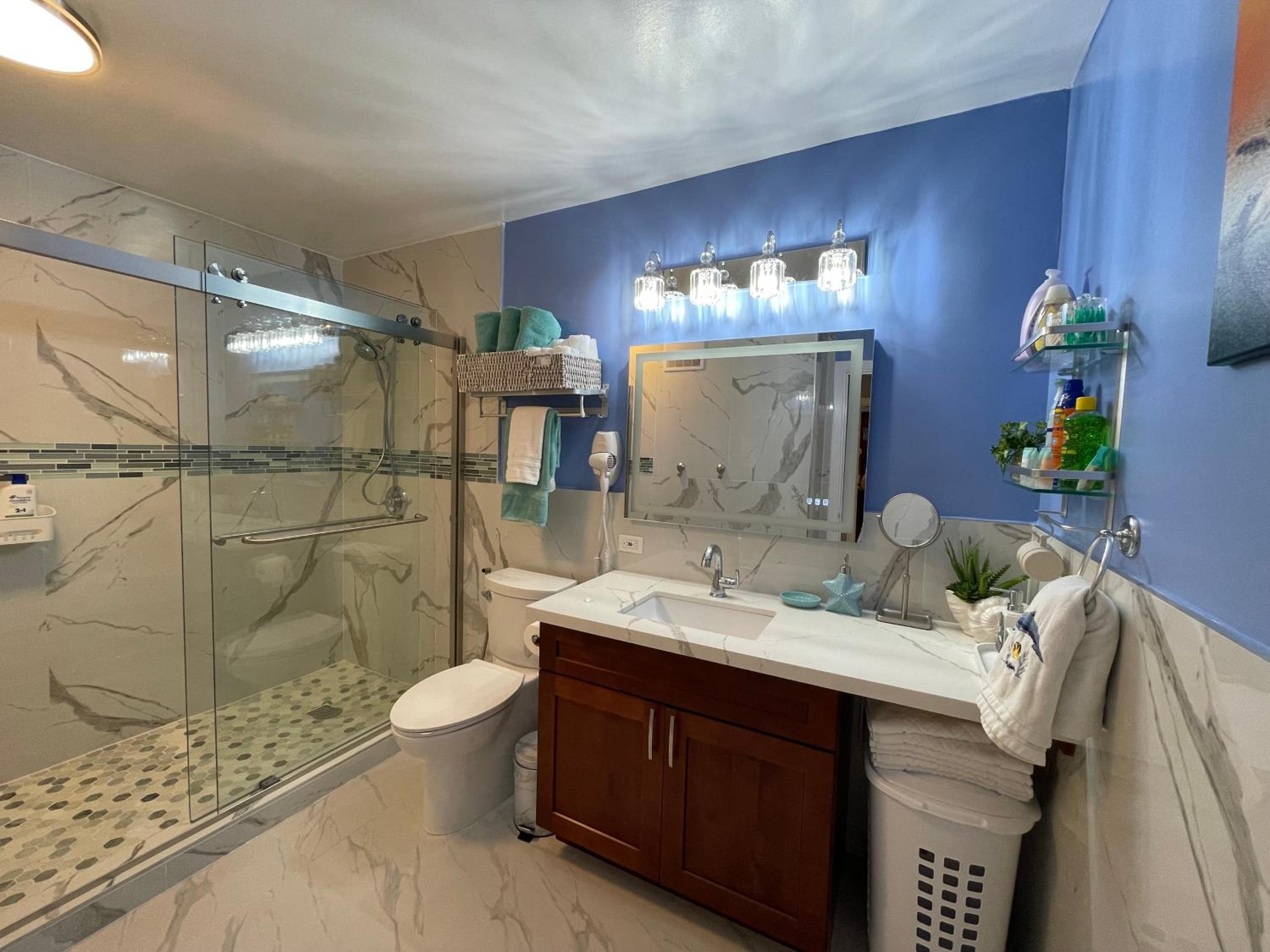 Amazing waikiki Beach condo 2Bed2Bath+free Parking: Two-Bedroom Apartment photo