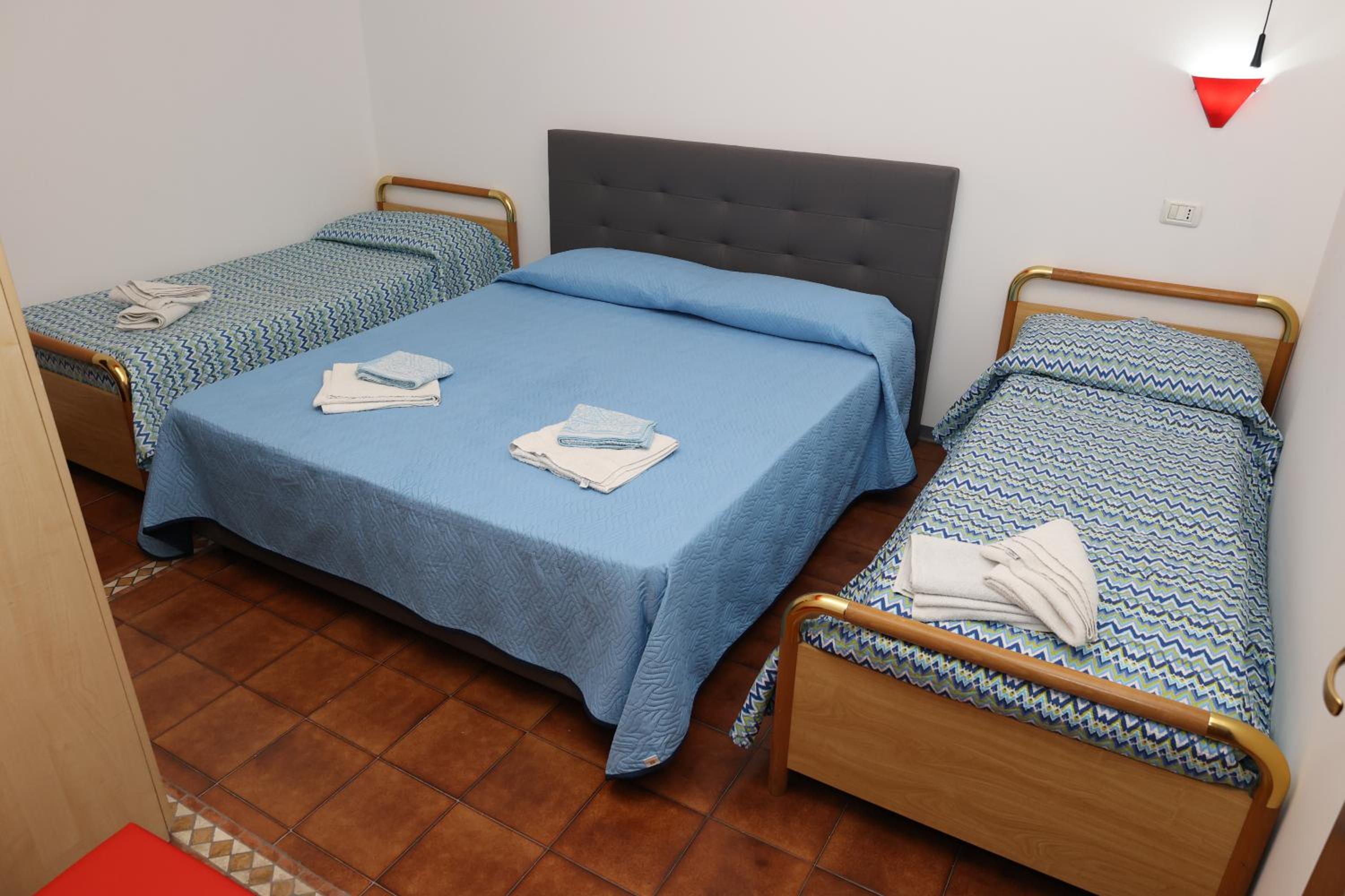 Quadruple Room with Private Bathroom photo 3