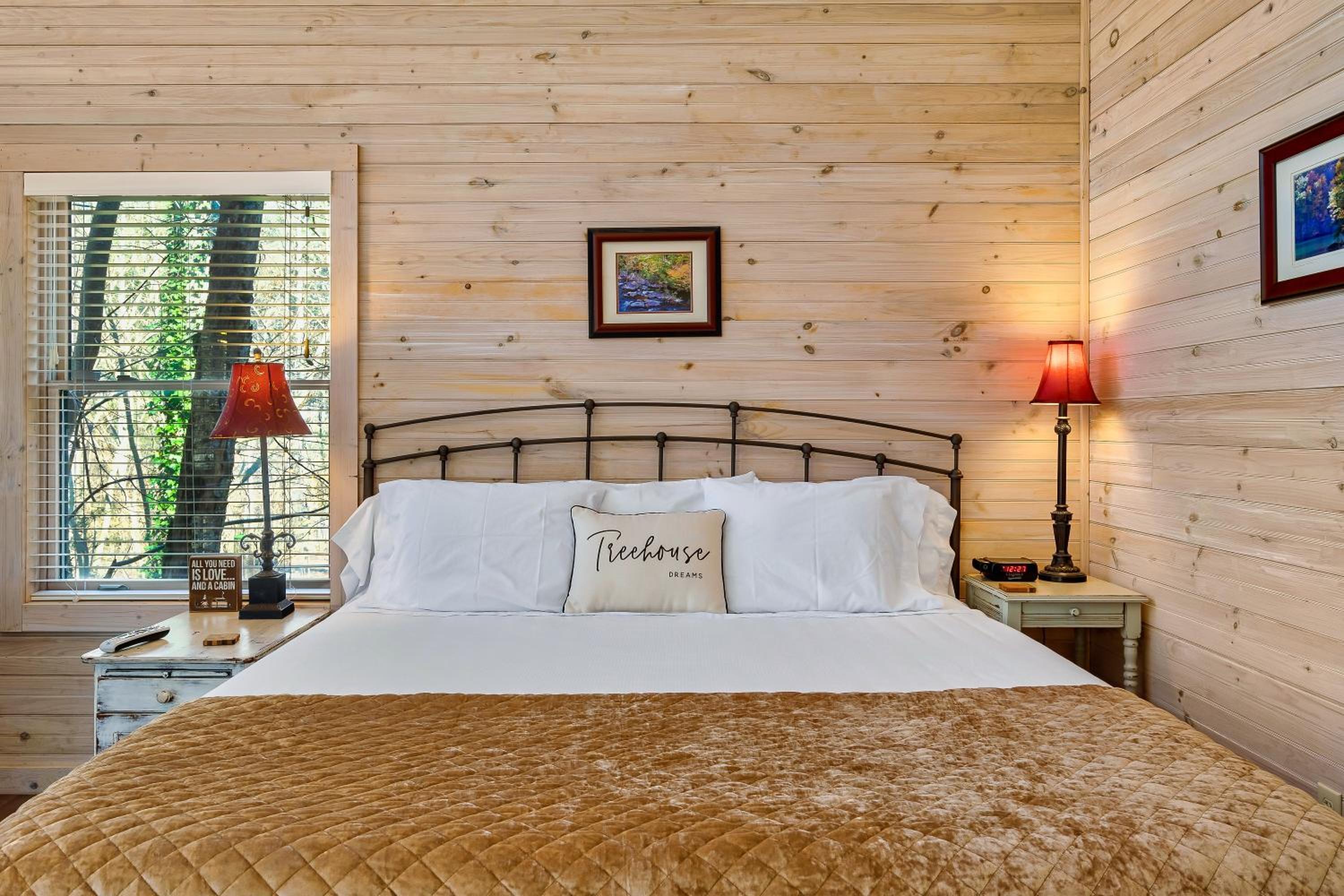Deluxe Double Room (2 Adults + 1 Child) photo 1