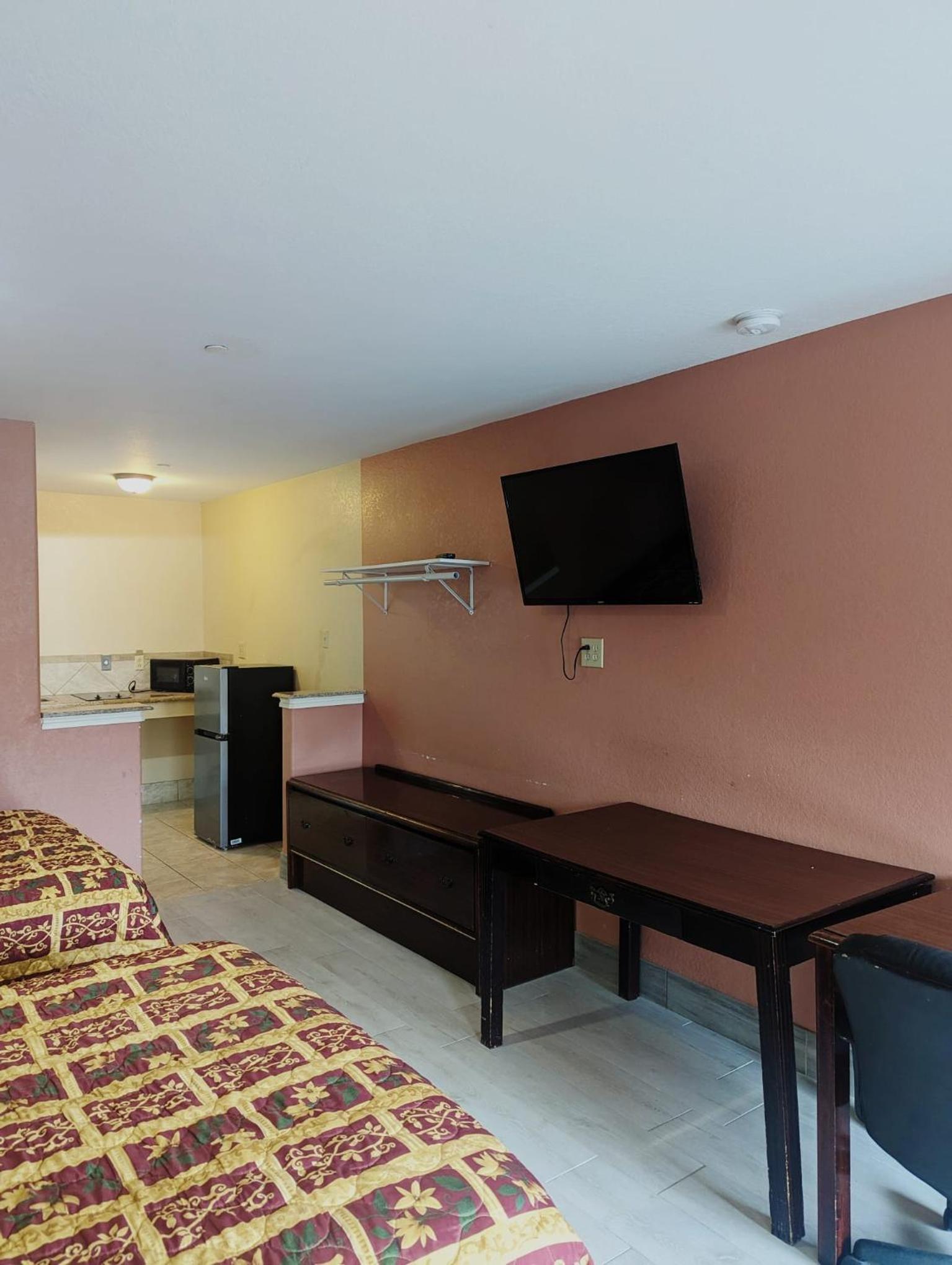 Queen Room with Two Queen Beds photo 3