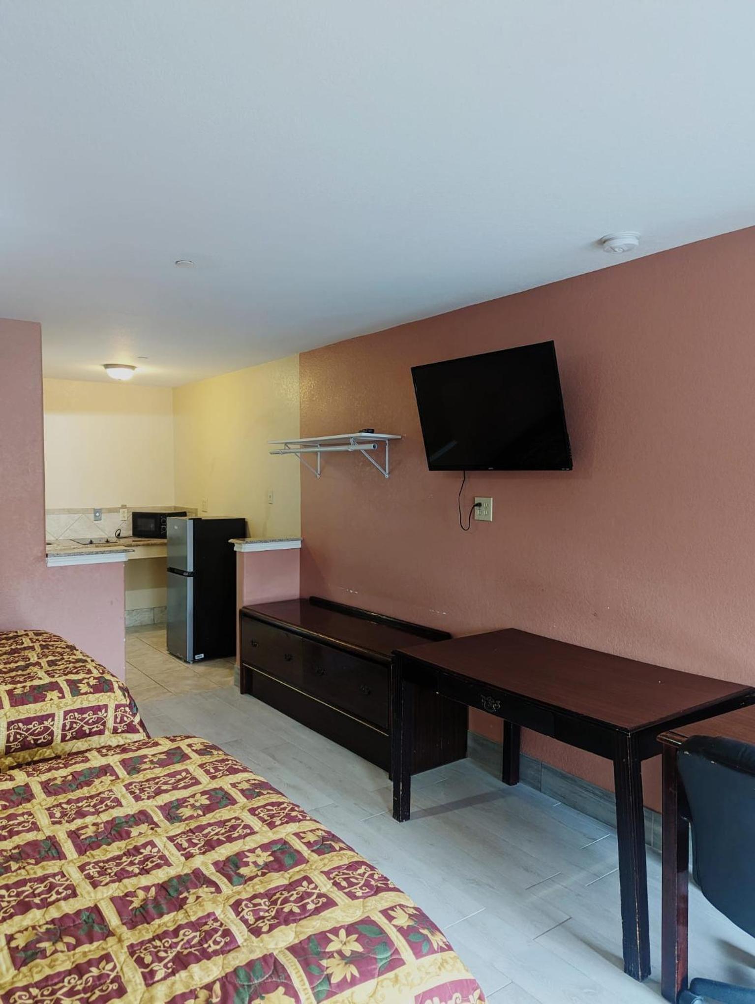 Queen Room with Two Queen Beds photo 2