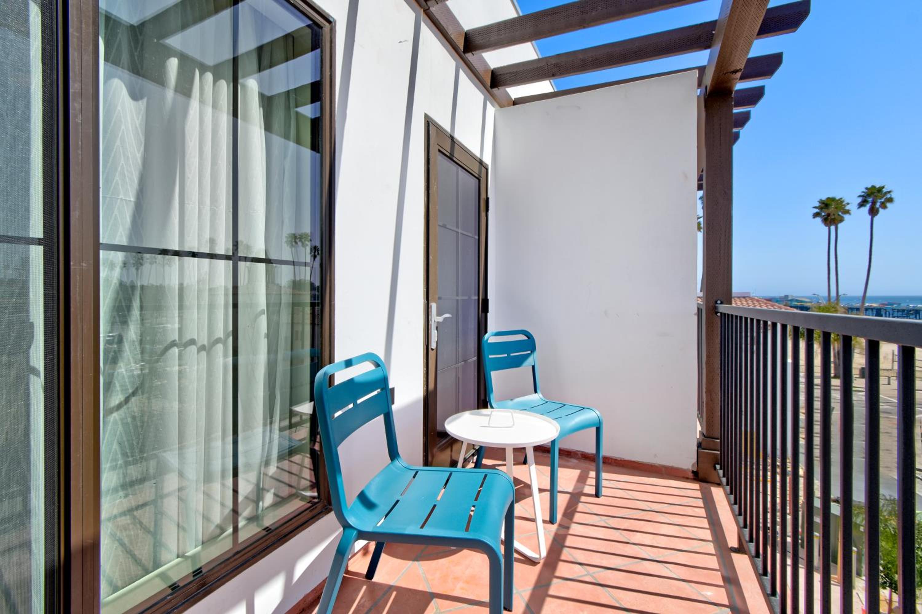 King Suite Balcony Partial Ocean View photo 2