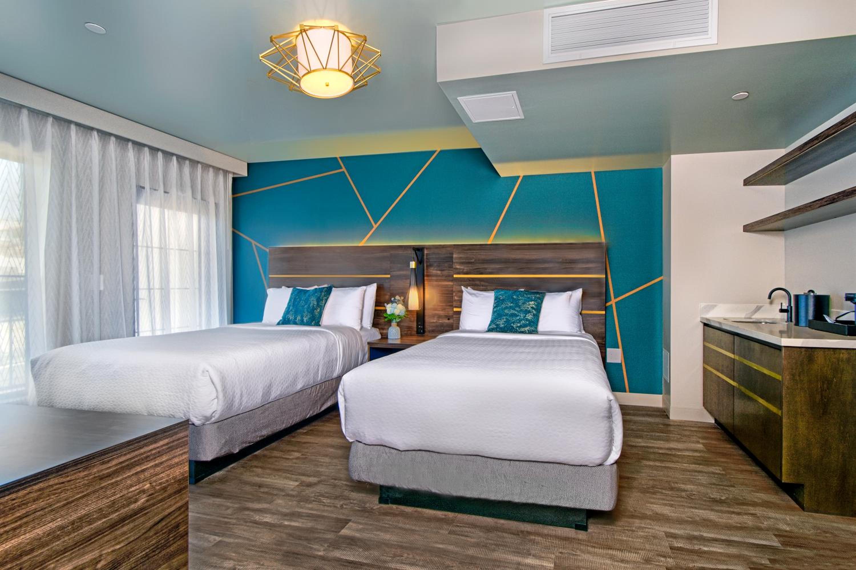 2 Double Beds with Balcony and Partial Ocean View photo 3