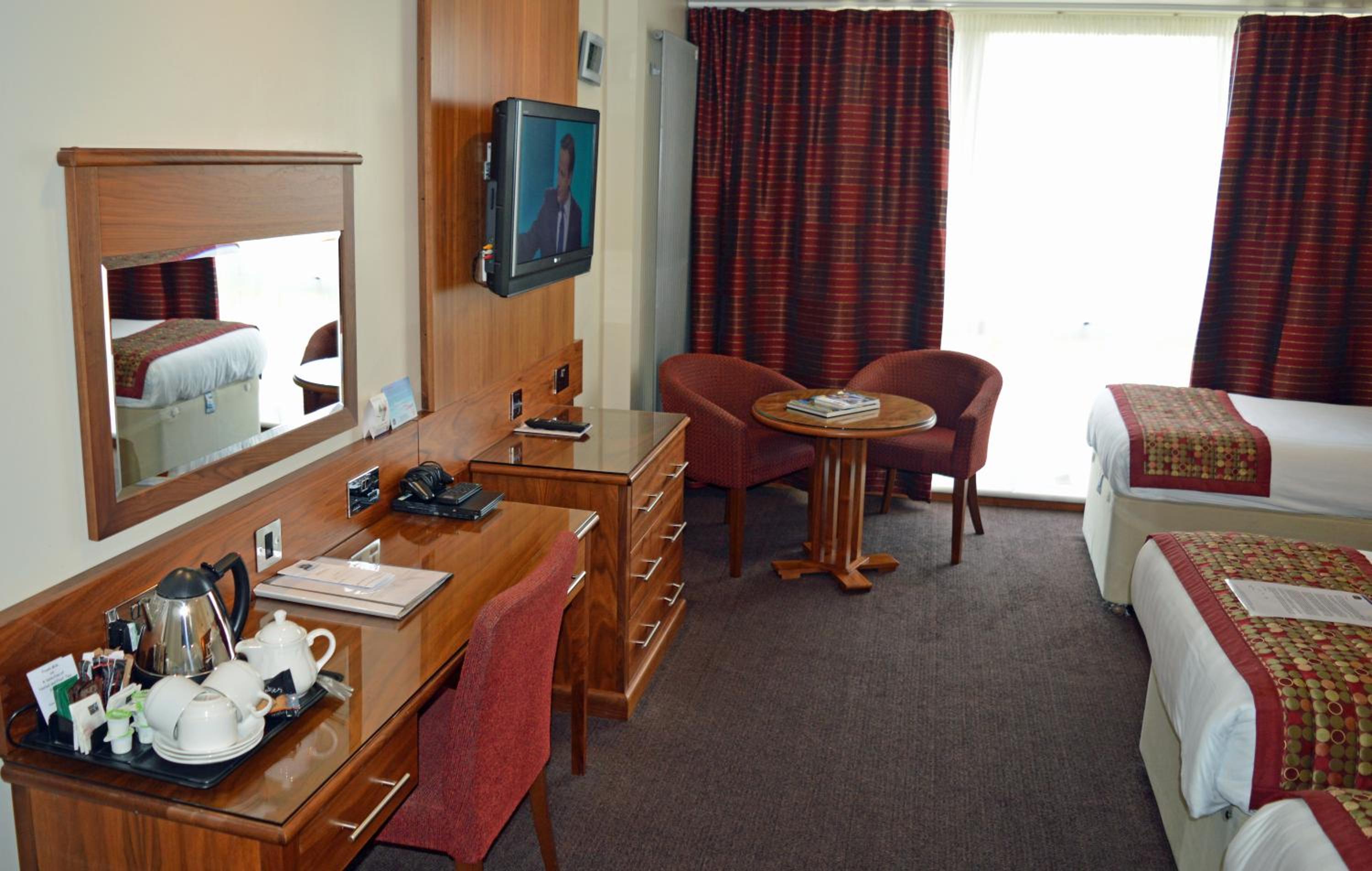 Standard Room with One Double Bed and One Single Bed - Non-Smoking - Photo 4