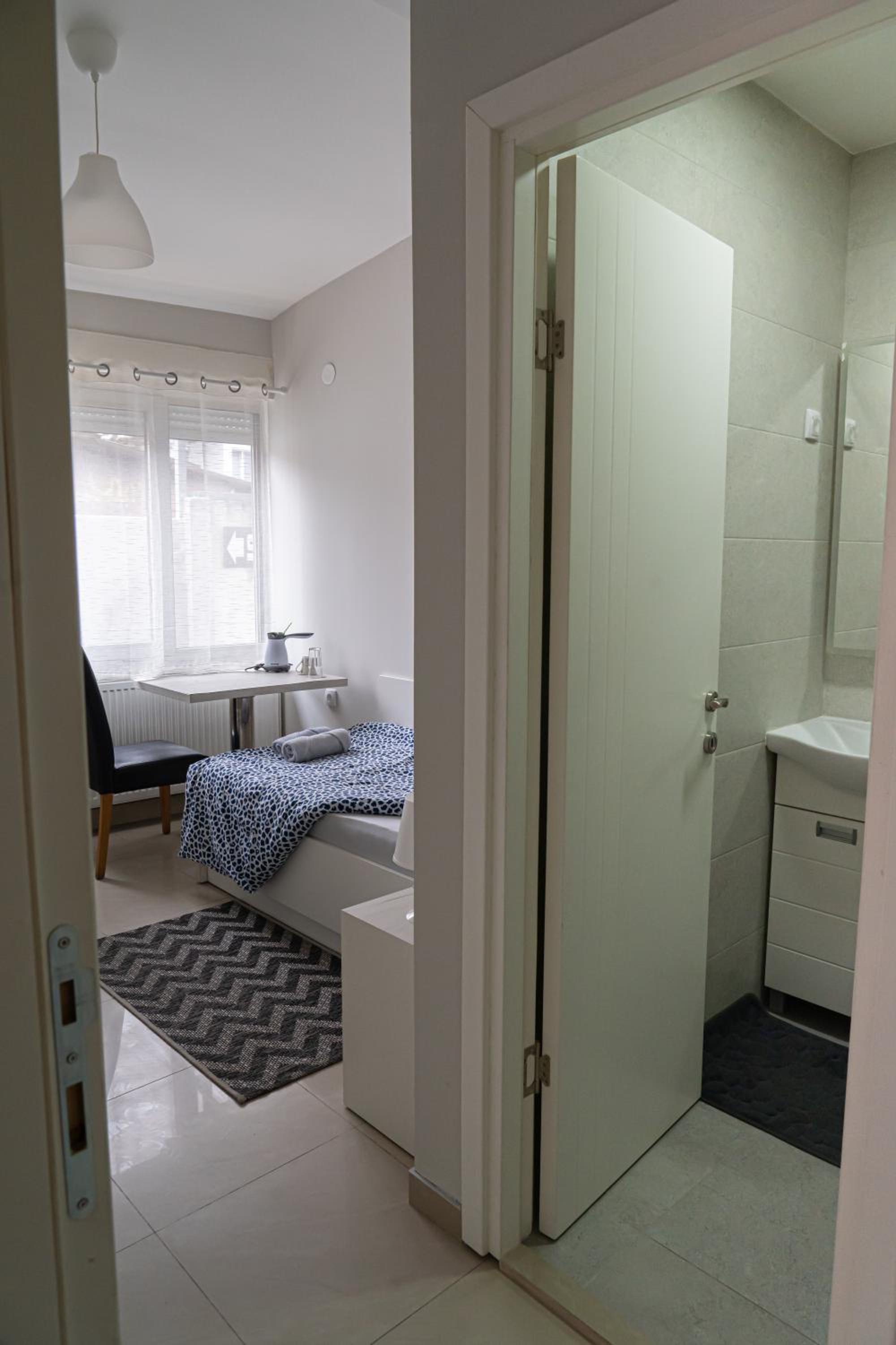 Single Room with Bathroom photo 2