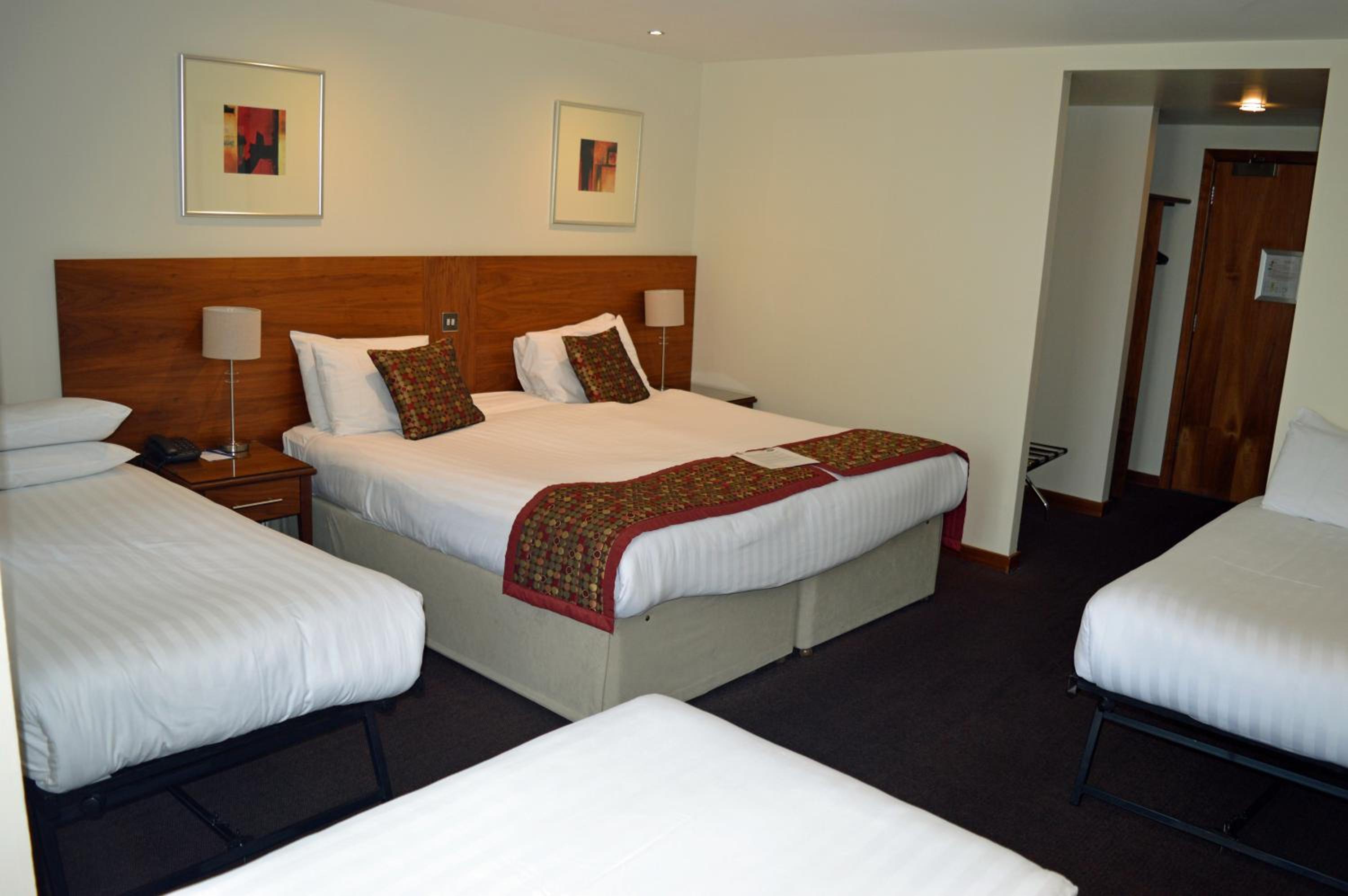 Standard Room with One Double Bed and One Single Bed - Non-Smoking - Photo 7