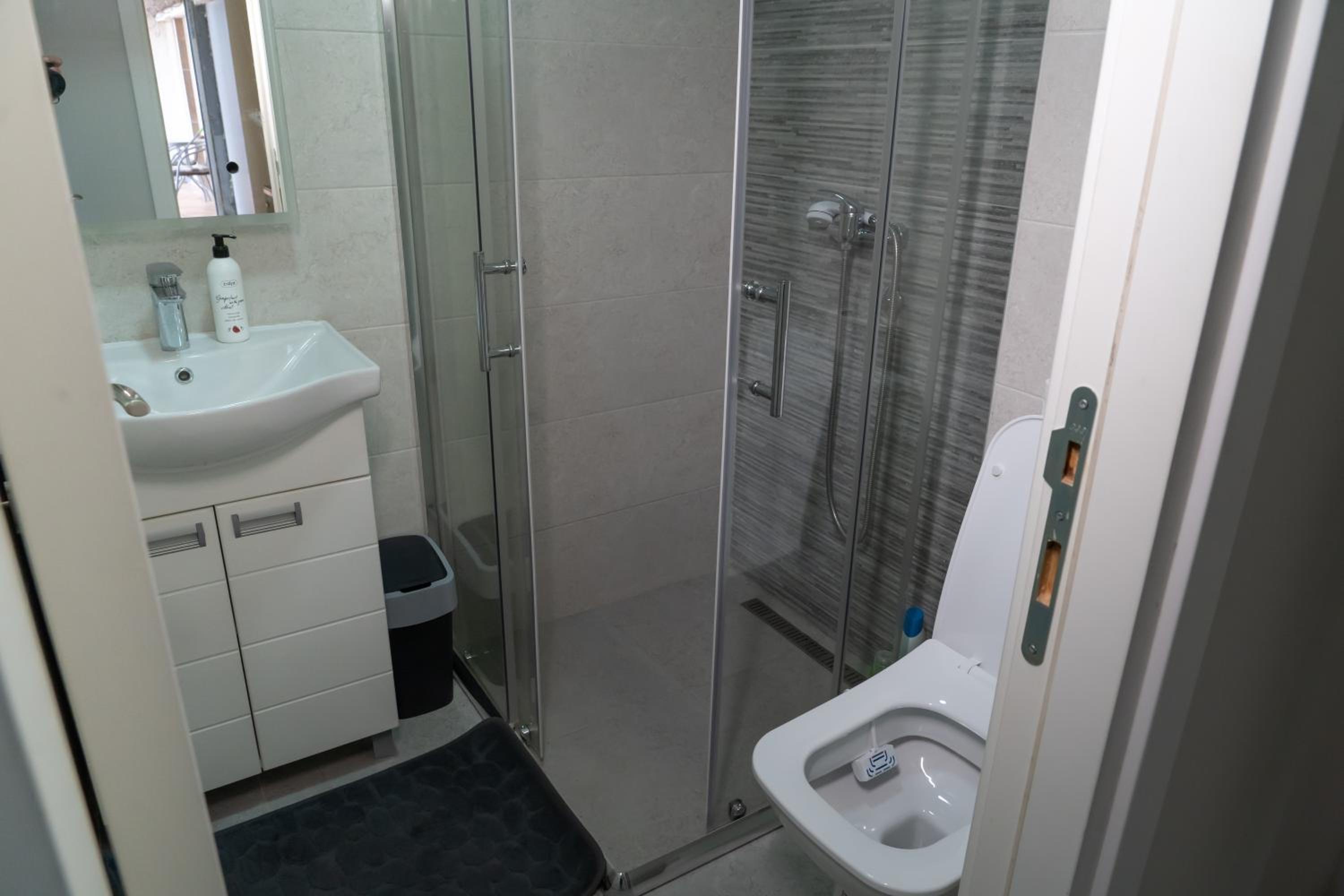 Single Room with Bathroom photo 3