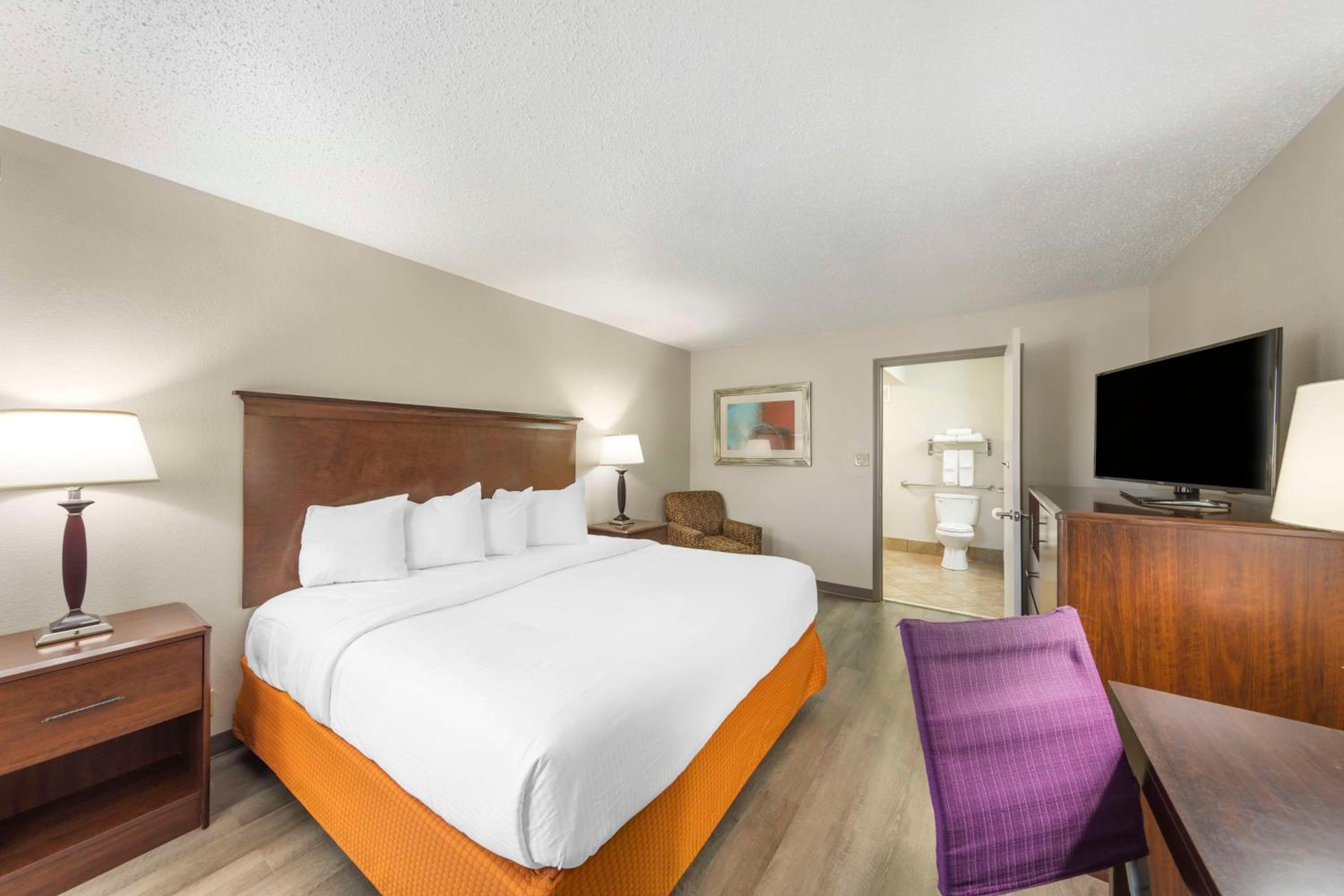 King Room - Non-Smoking - Photo 4