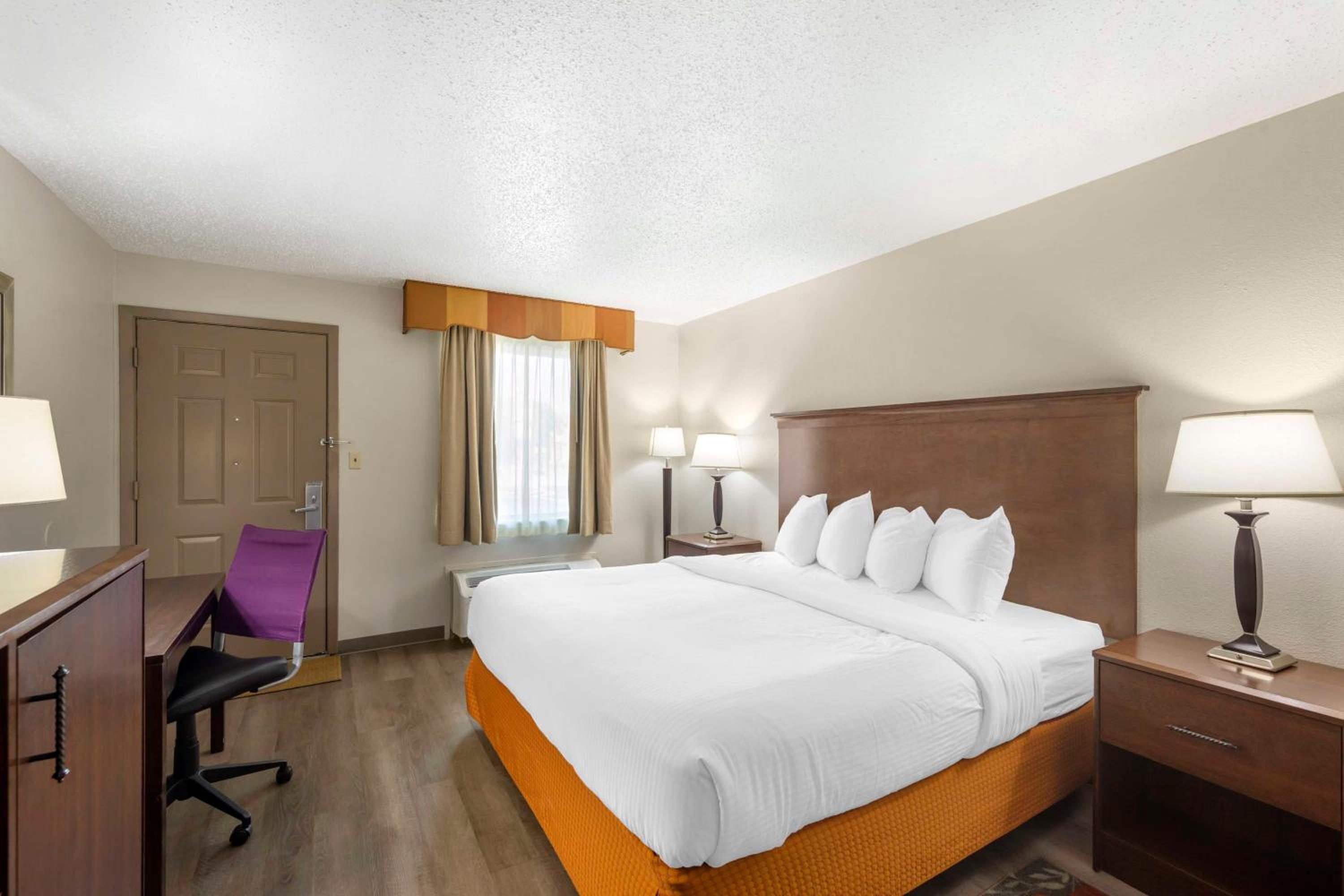 King Room - Non-Smoking - Photo 2