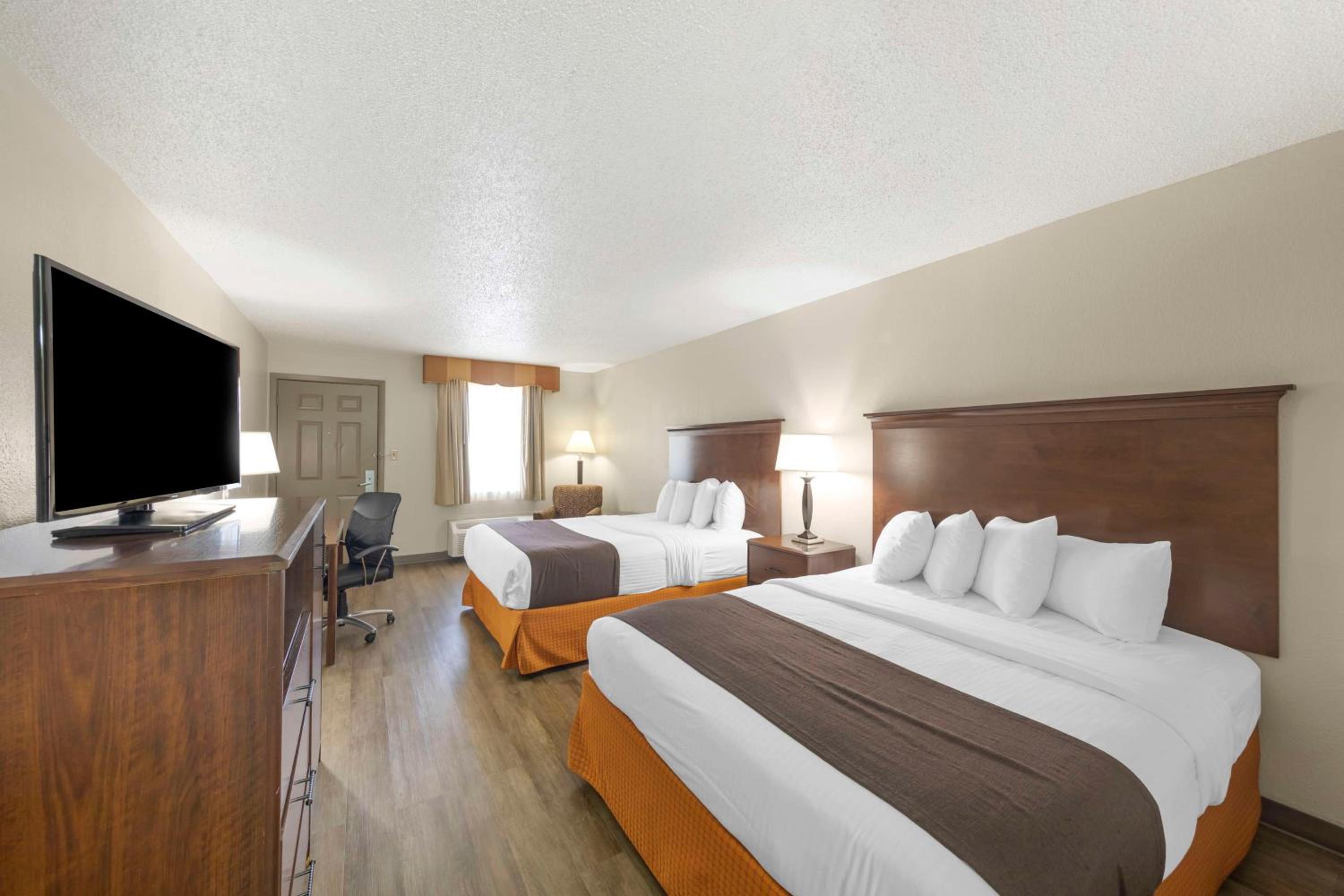 Queen Room with Two Queen Beds - Non-Smoking - Photo 1
