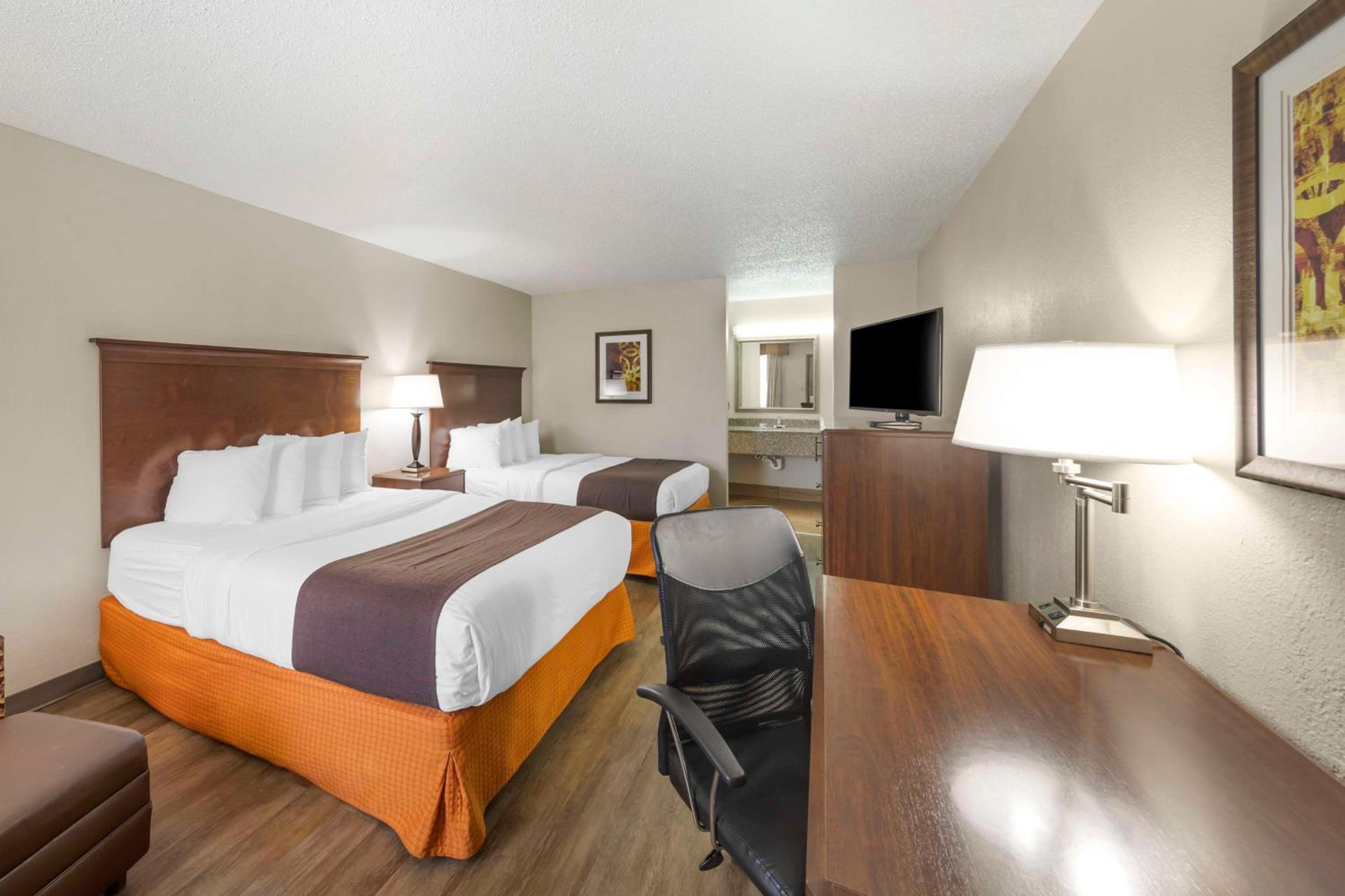 Queen Room with Two Queen Beds - Non-Smoking - Photo 4